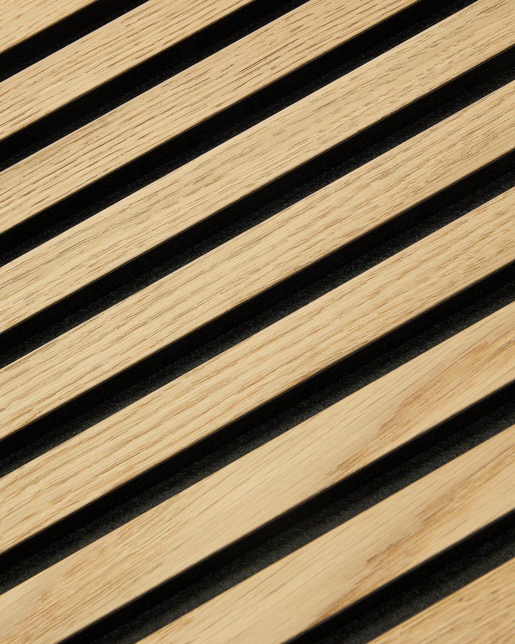 Close-up van WoodUpp Original Akupanel Akoestisch paneel met Classic Oak-latten, black vilten achterzijde en MDF, in 300x60 cm voor moderne Nordic interieurs.