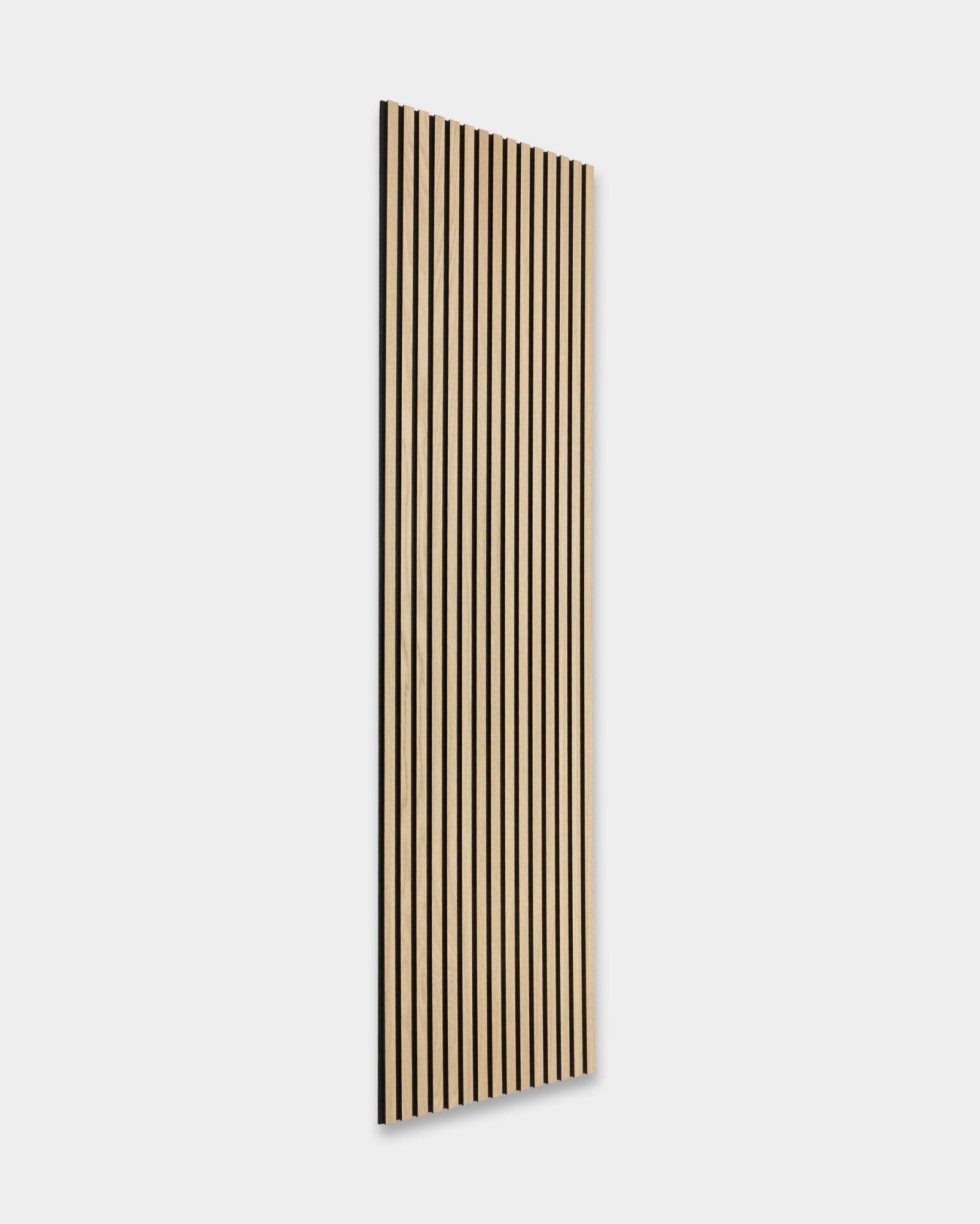 WoodUpp Original Akupanel in Classic Oak met black vilten achterzijde en black MDF, Scandinavisch design, weergegeven tegen een effen lichtgrijze achtergrond.