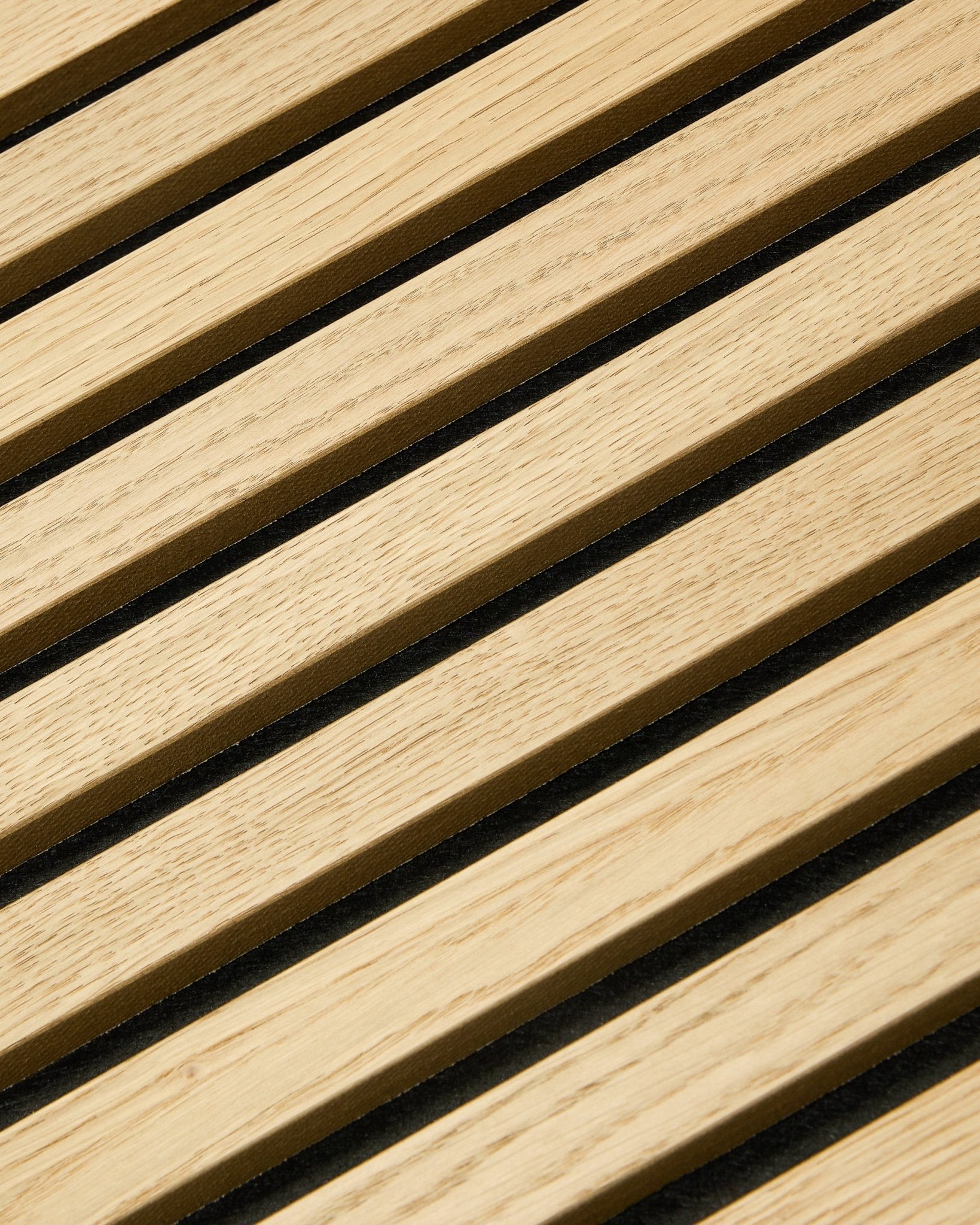 Close-up van WoodUpp Akupixel Classic Oak Akoestisch paneel, 60x60 cm, met black vilten tussenruimtes tussen eiken latten in een gestreept Scandinavisch design.
