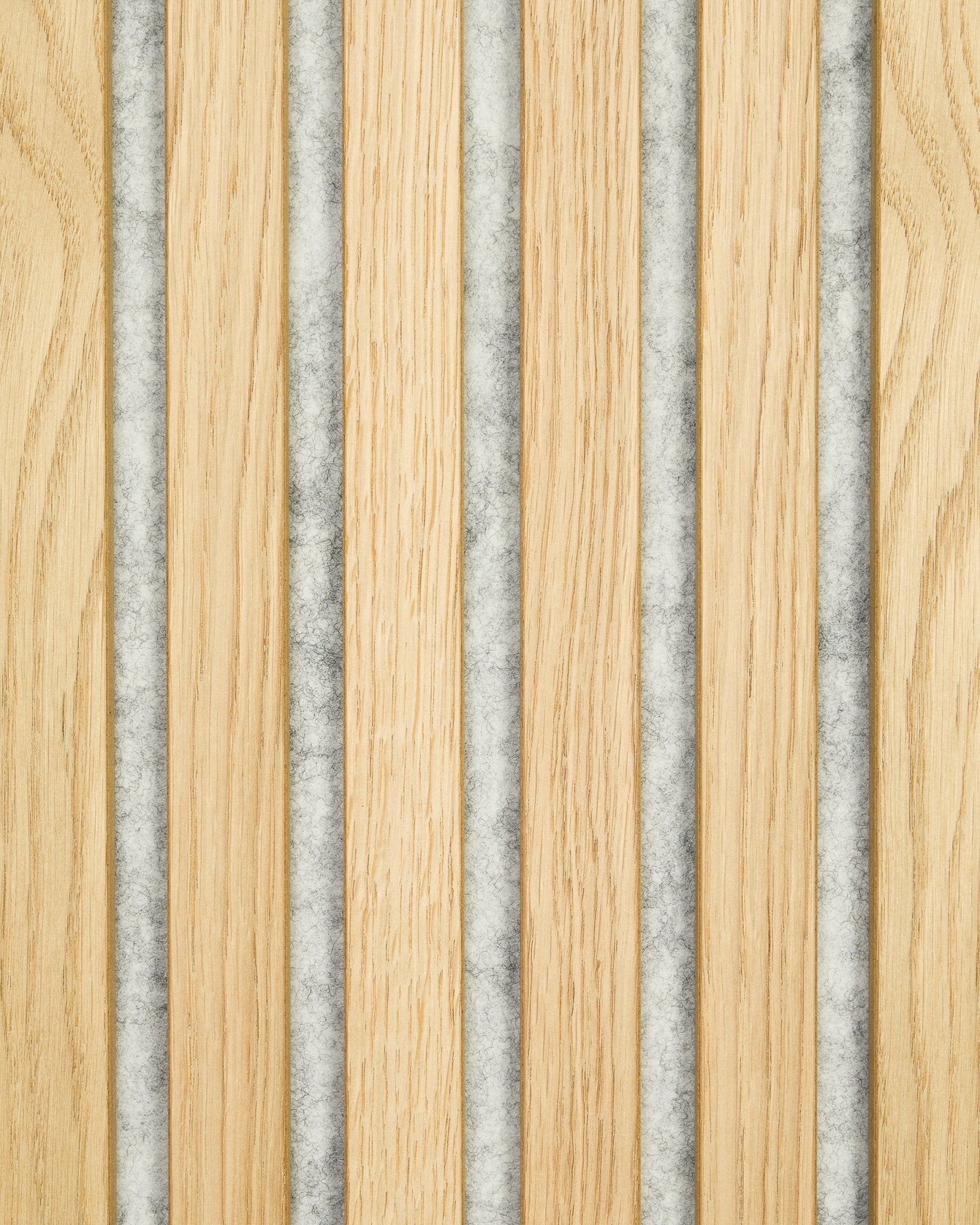 Akupanel staal van WoodUpp in Classic Oak met afwisselende houten latten en grey vilten panelen, met een modern, geometrisch Scandinavisch Akoestisch paneel ontwerp.