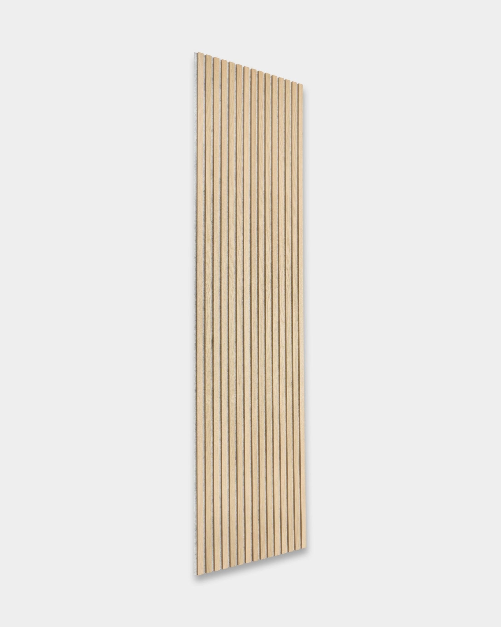 Akupanel Akoestisch paneel van WoodUpp in Classic Oak met grey vilt (300x60 cm) zorgt voor een minimalistisch Scandinavisch contrast op lichte muren.
