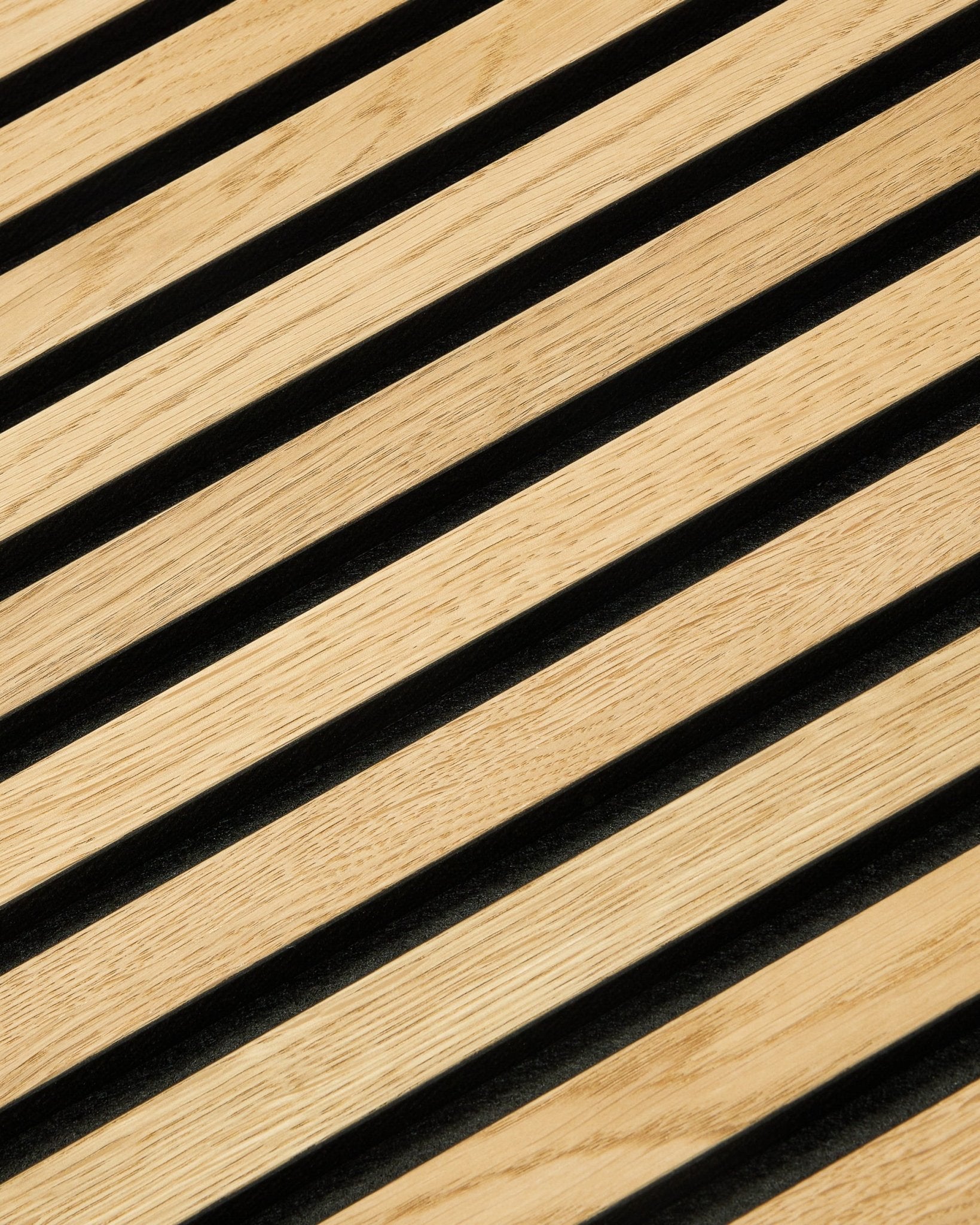 Close-up van WoodUpp Akupixel Rustic Natural Oak Akoestisch paneel, 60x60 cm, met een modern Scandinavisch geometrisch patroon met diagonale lijnen en black openingen.