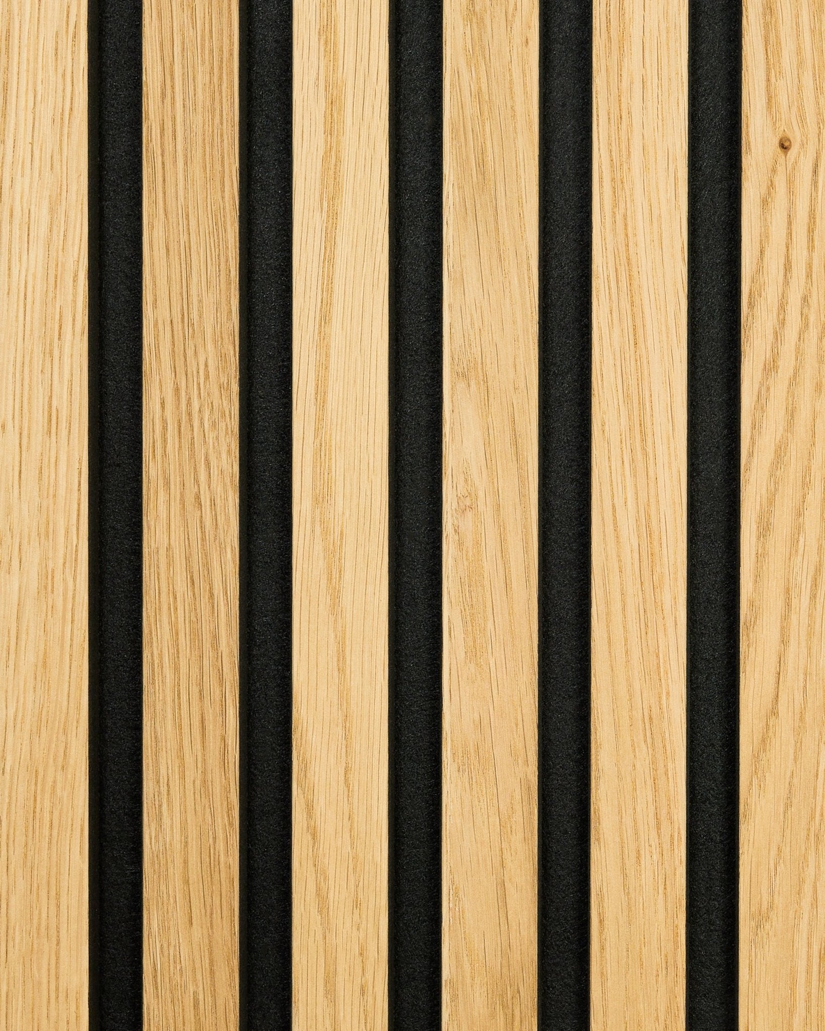 Close-up van WoodUpp Akupanel Rustic-sample in Natural Oak, met afwisselend lichte houten latten en black akoestische groeven voor geluidsabsorptie.