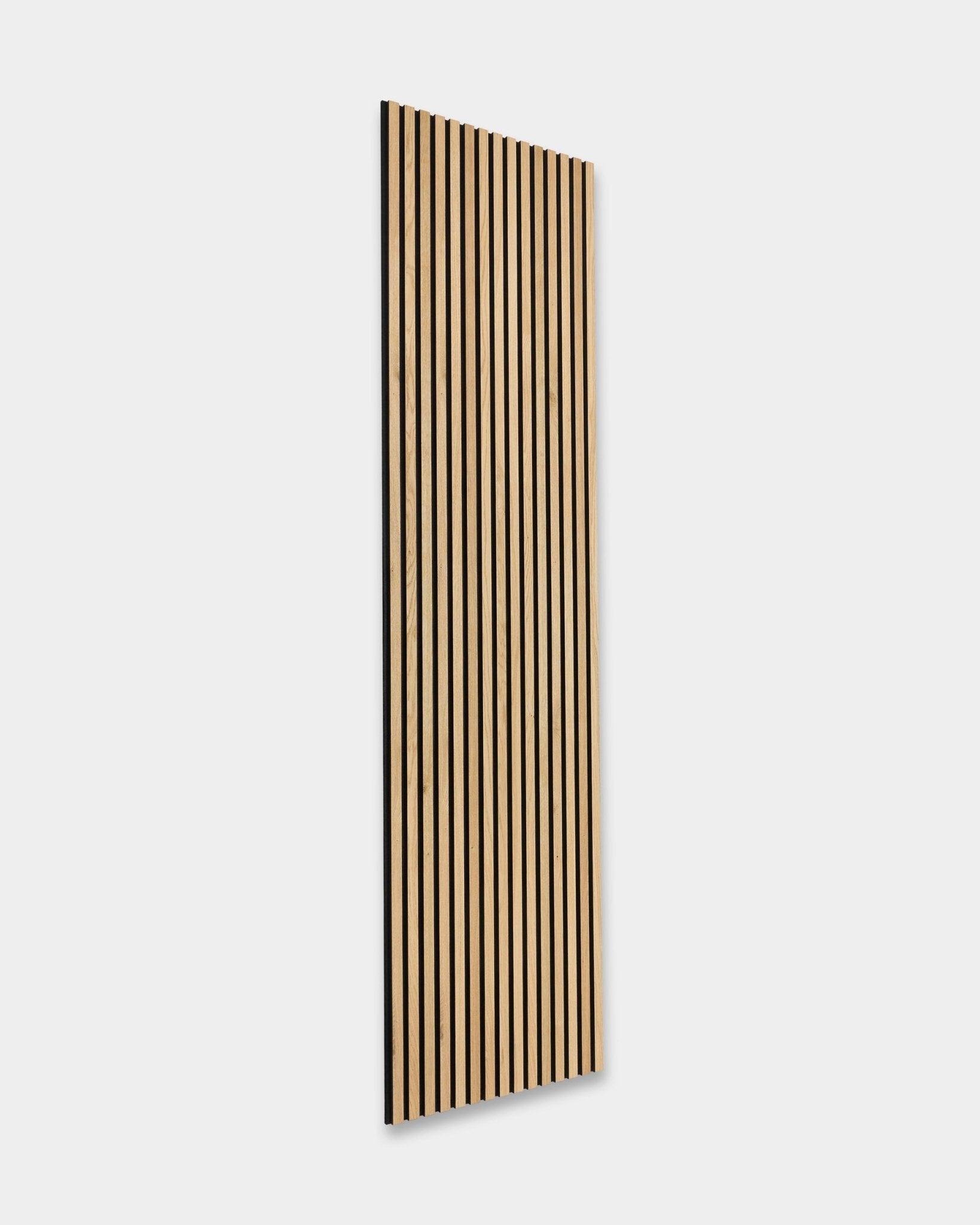 De Rustic Akupanel in Natural Oak (300x60 cm) van WoodUpp staat schuin naar rechts tegen een lichtgrijze achtergrond en laat Nordic Akoestisch paneel design zien.