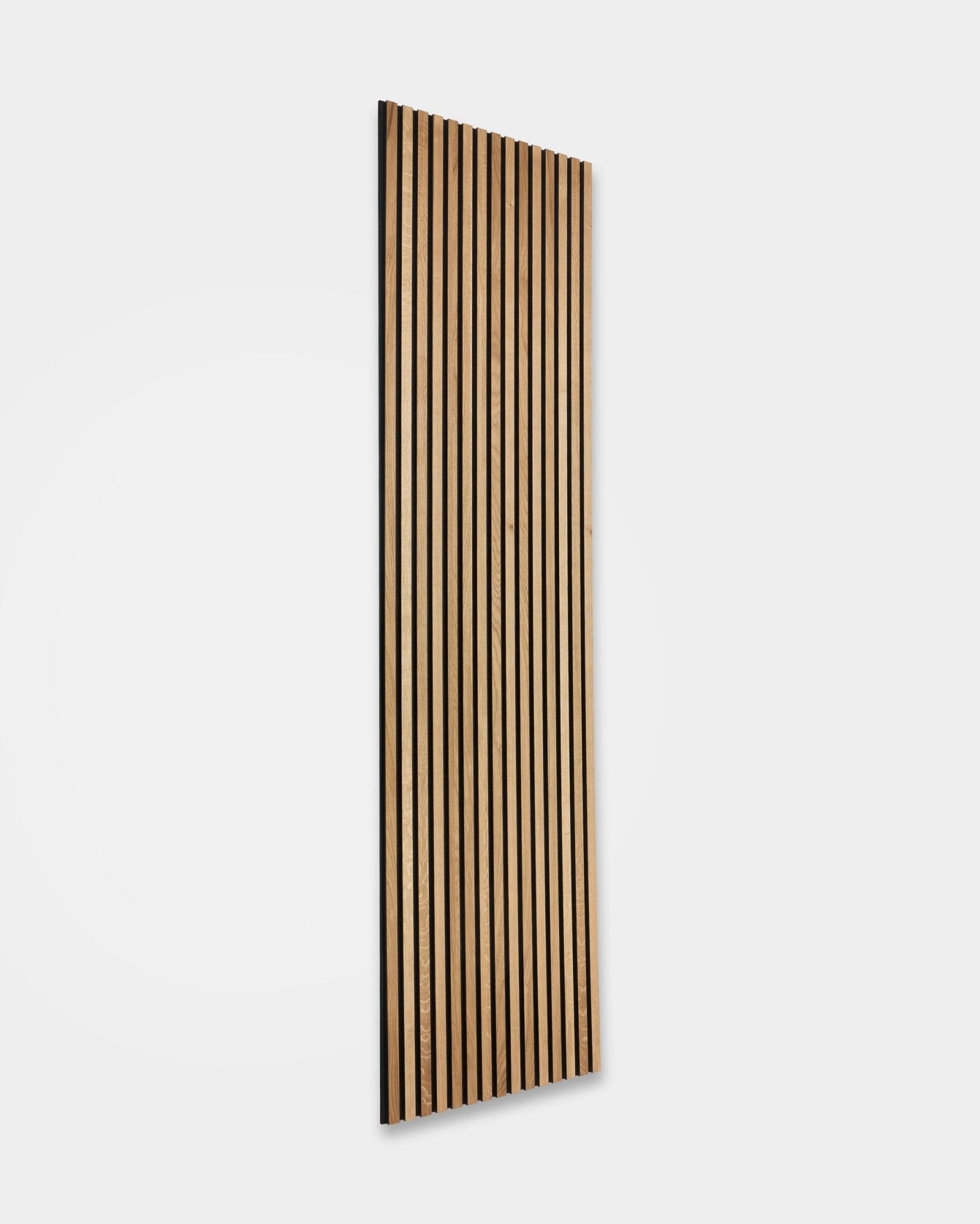 WoodUpp Rustic Akupanel in Brown eiken (300x60 cm) Akoestisch paneel met vertical natural wood latten in een Scandinavisch, Nordic-geïnspireerd design.