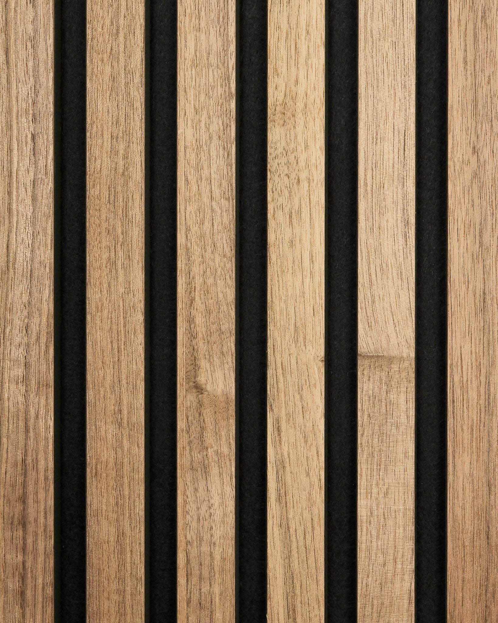 Close-up van WoodUpp Akupanel sample in walnootafwerking, met vertical houten latten en black vilten achterkant voor een moderne gestreepte Akoestisch paneel uitstraling.