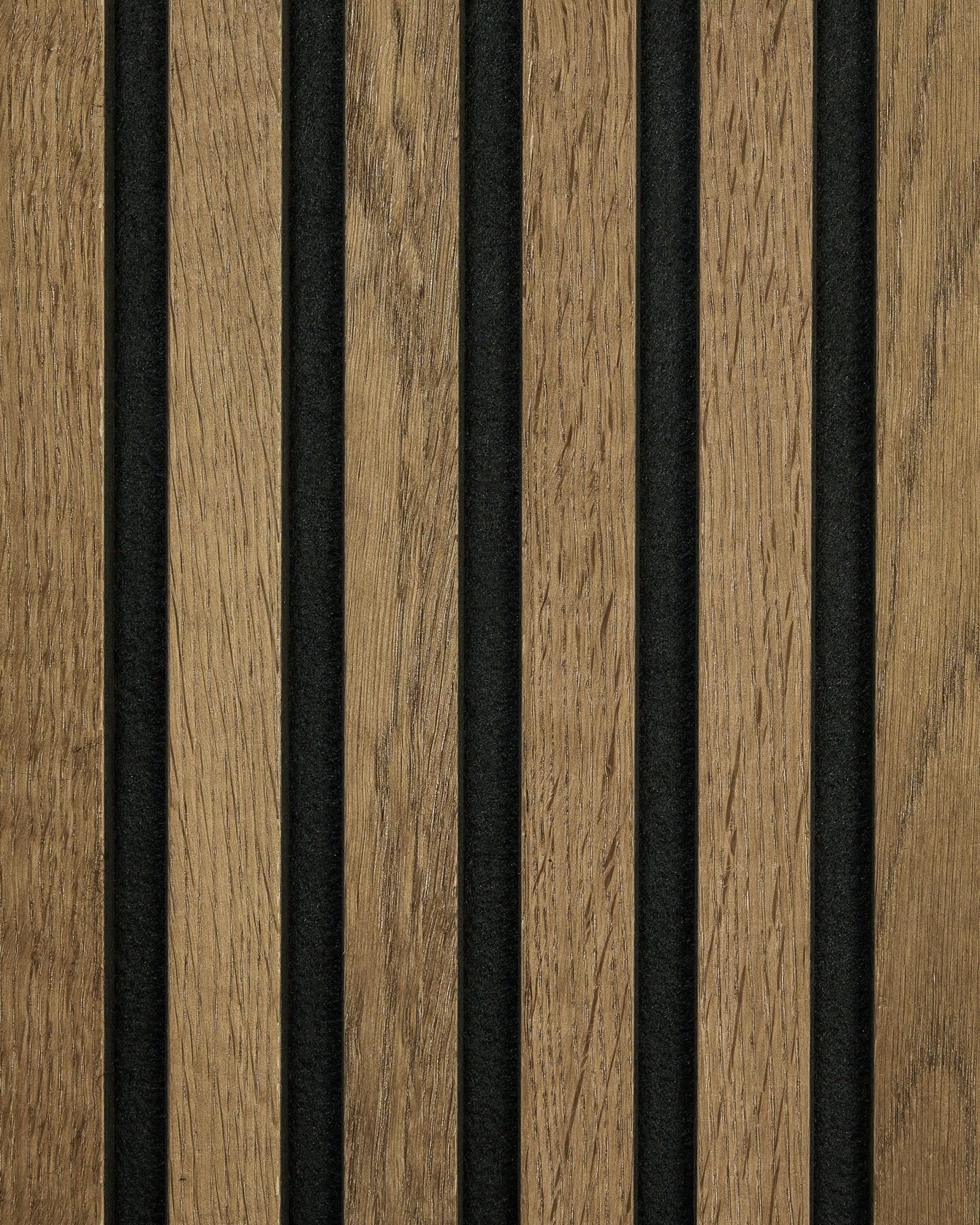 Close-up van WoodUpp Akupanel Rustic Sample in Grey Oak, met vertical akoestische latten en black vilten stroken als modern Nordisch wandaccent.