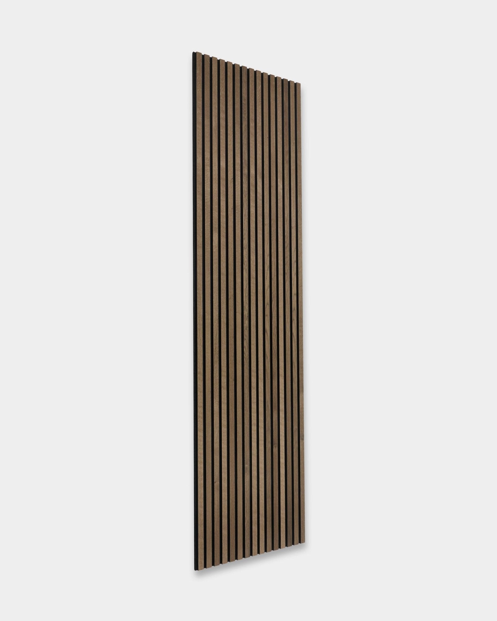 WoodUpp Akupanel in Grey Oak (300x60cm) met vertical latten, lichtgrijze eiken afwerking en minimalistisch Scandinavisch Akoestisch paneel design.