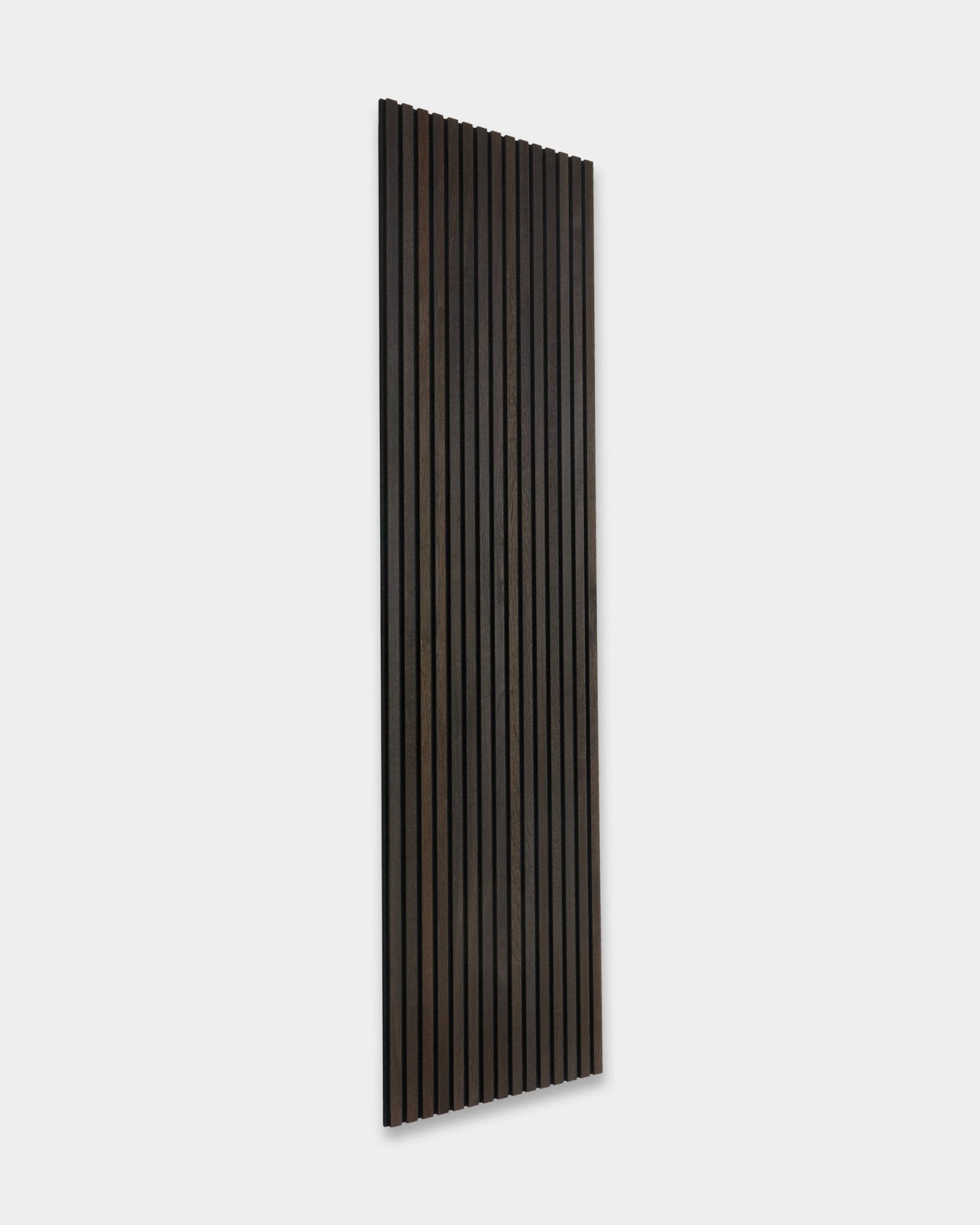Rustic Smoked Oak Akupanel Akoestisch paneel van WoodUpp, met vertical donkere houten latten, leunend tegen een lichtgrijze muur.