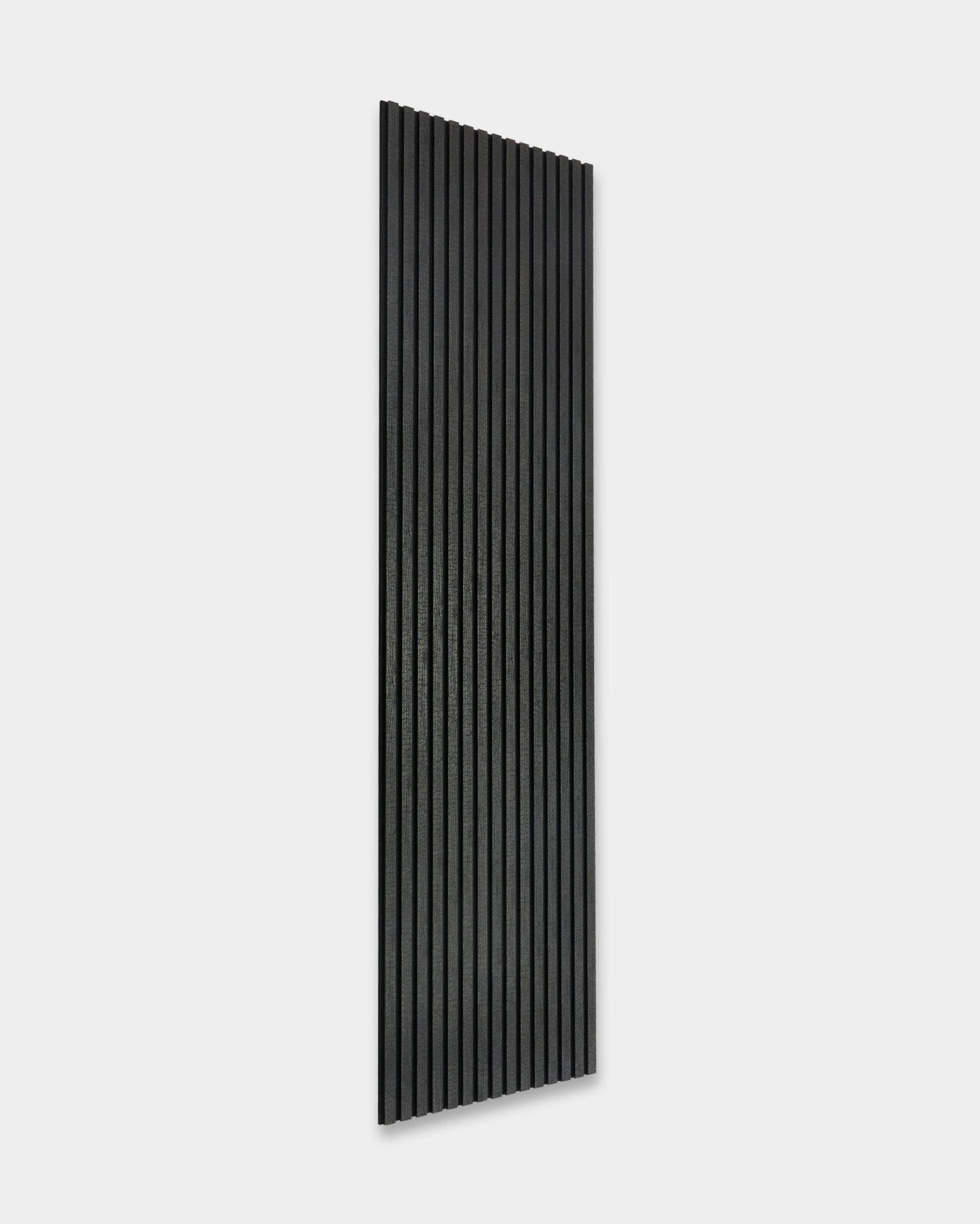 De Rebel Akupanel van WoodUpp in Charcoal (240x60 cm), een Scandinavisch Akoestisch paneel met vertical groeven, getoond tegen een lichtgrijze achtergrond.