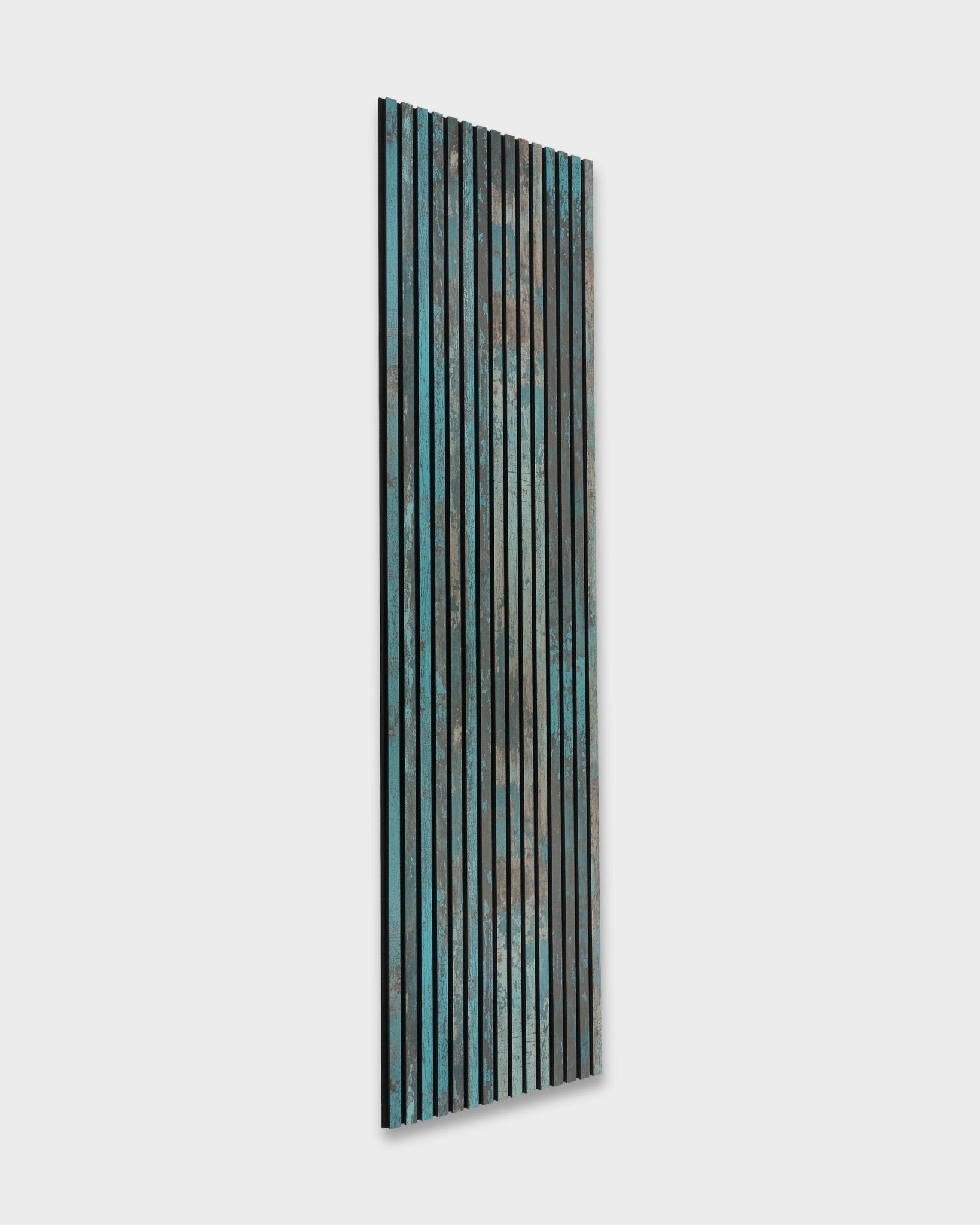 WoodUpp Akupanel Rebel in Oxide Blue (240x60 cm), een Nordic Akoestisch paneel met vertical houten latten in blauw, groen en brown.