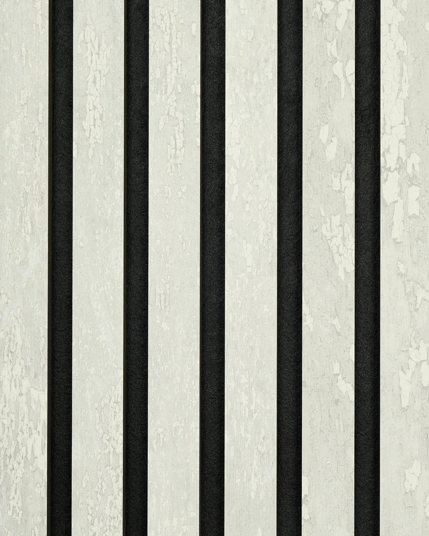 Akupanel sample in Rebel | White Oxide van WoodUpp, met opvallende black en gebroken witte strepen met een verweerde uitstraling van afbladderende verf.