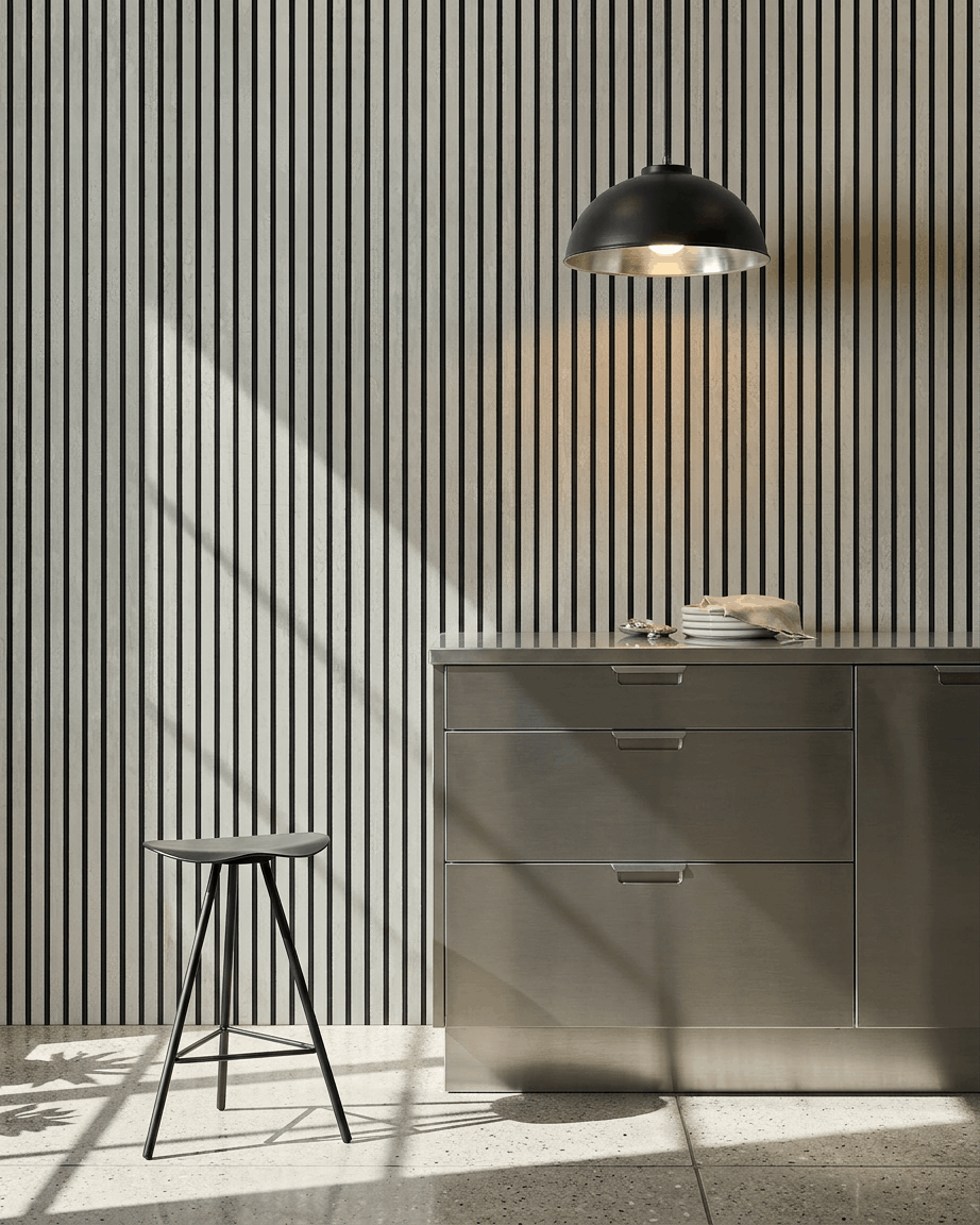 Minimalistische keuken met een WoodUpp Akupanel Akoestisch paneel in Oxide White met Black vilt, 240x60 cm, als een vertical lattenwand.