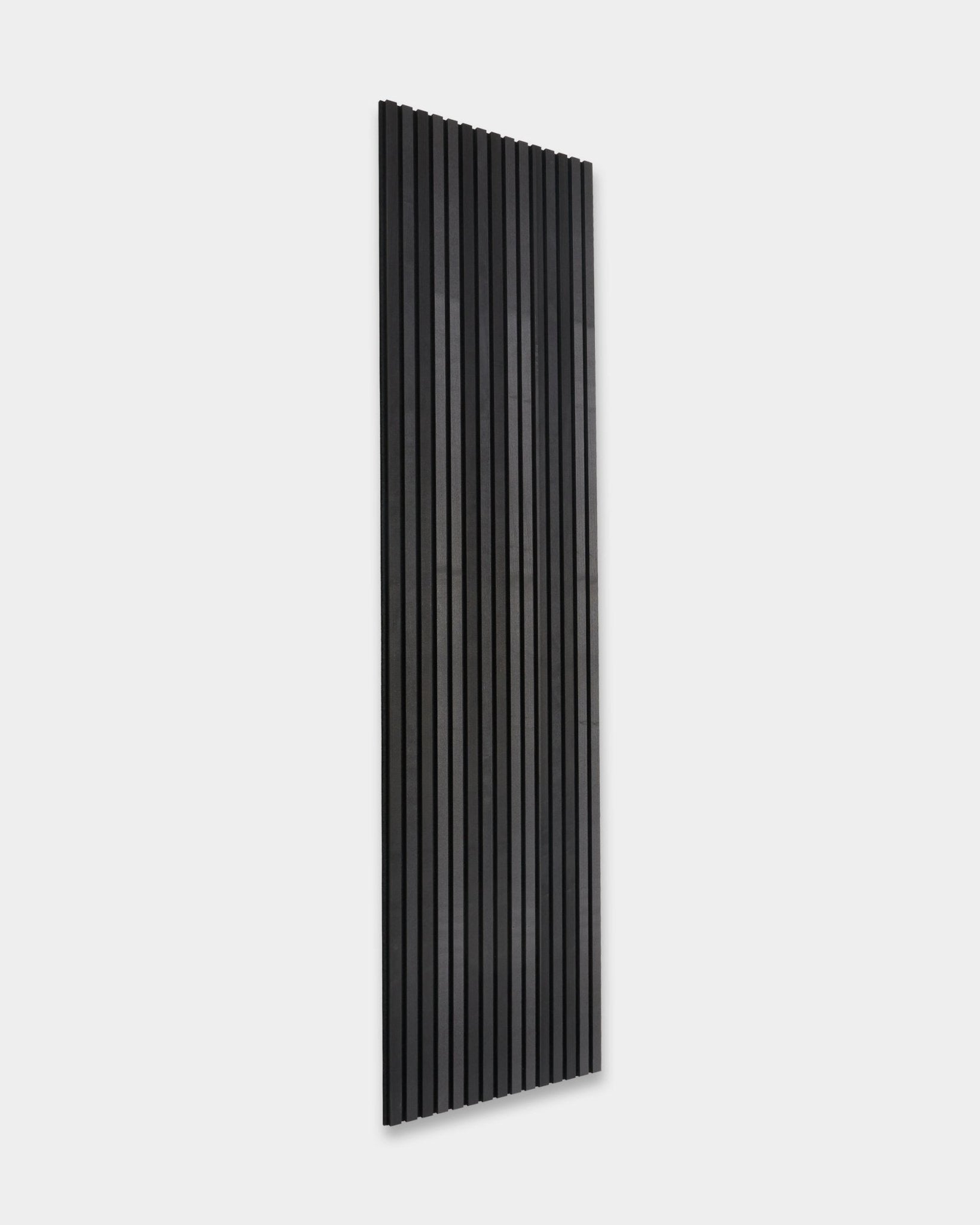 WoodUpp Akupanel Black Ash, akoestisch houten paneel van 240x60 cm met vertical Scandinavische latten, getoond op een lichtgrijze achtergrond.