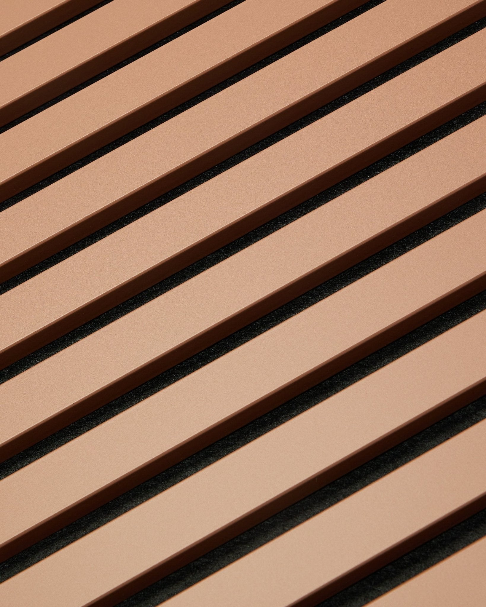 Diagonale brown en black latten vormen een gestreept patroon op een 240 x 60 cm Hue | Akupanel / Clay Akoestisch paneel van WoodUpp, geïnspireerd op Scandinavisch design.