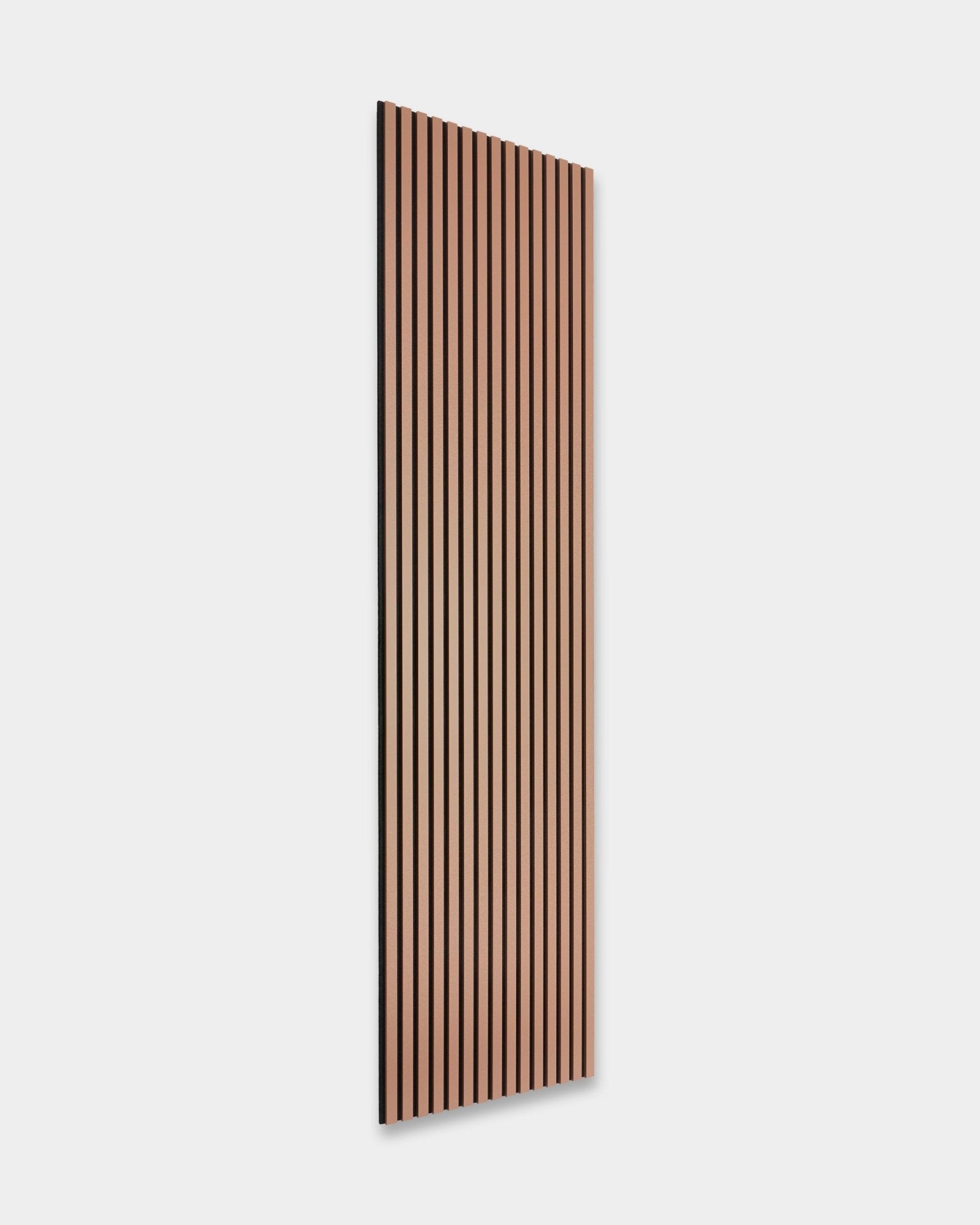 Akupanel Clay akoestisch houten paneel van WoodUpp (240 x 60 cm) met vertical latten, schuin geplaatst tegen een effen lichte achtergrond, met een minimalistische Scandinavische uitstraling.