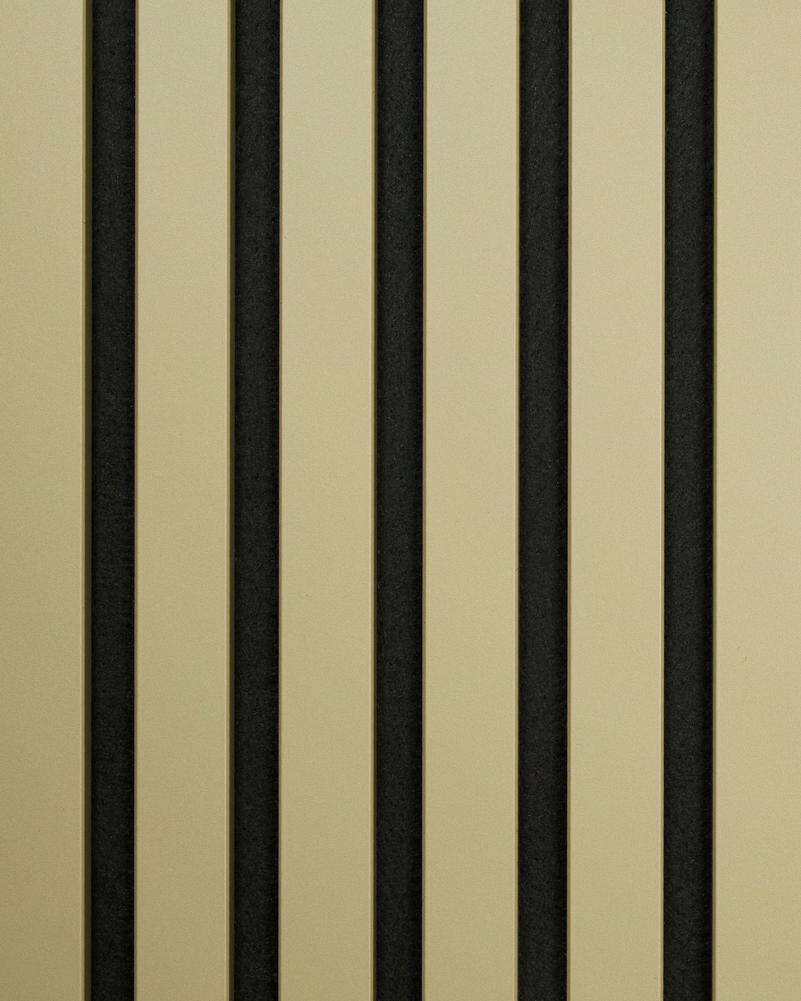 De Hue | Sample / Moss van WoodUpp is een minimalistisch Akoestisch paneel met afwisselende vertical beige en black strepen in een repeterend patroon.
