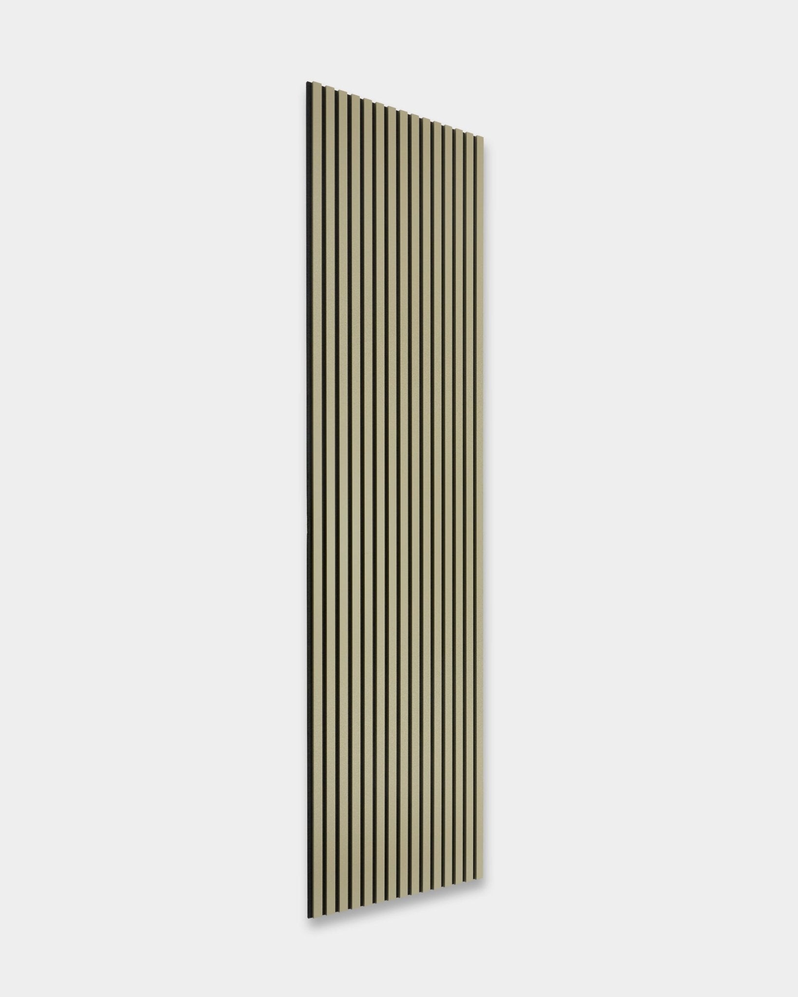 De Hue Akupanel in Moss van WoodUpp, 240x60 cm, heeft vertical black en beige akoestische houten latten op een lichtgrijze achtergrond voor geluidsabsorptie.
