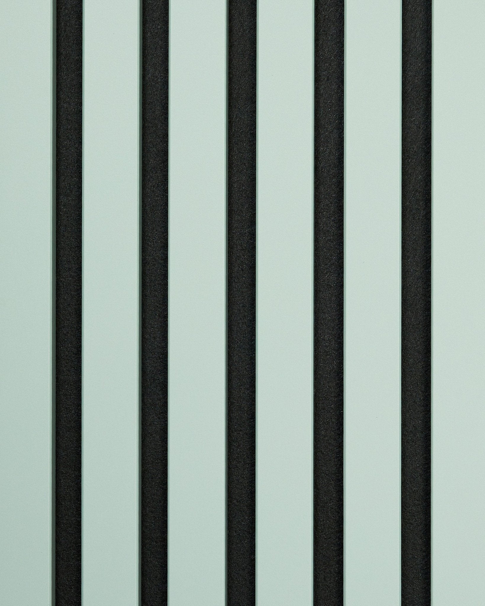 WoodUpp Hue Sample/Cloud Akoestisch paneel met vertical afwisselende black en lichtgroene strepen voor een krachtig, eenvoudig geometrisch effect.