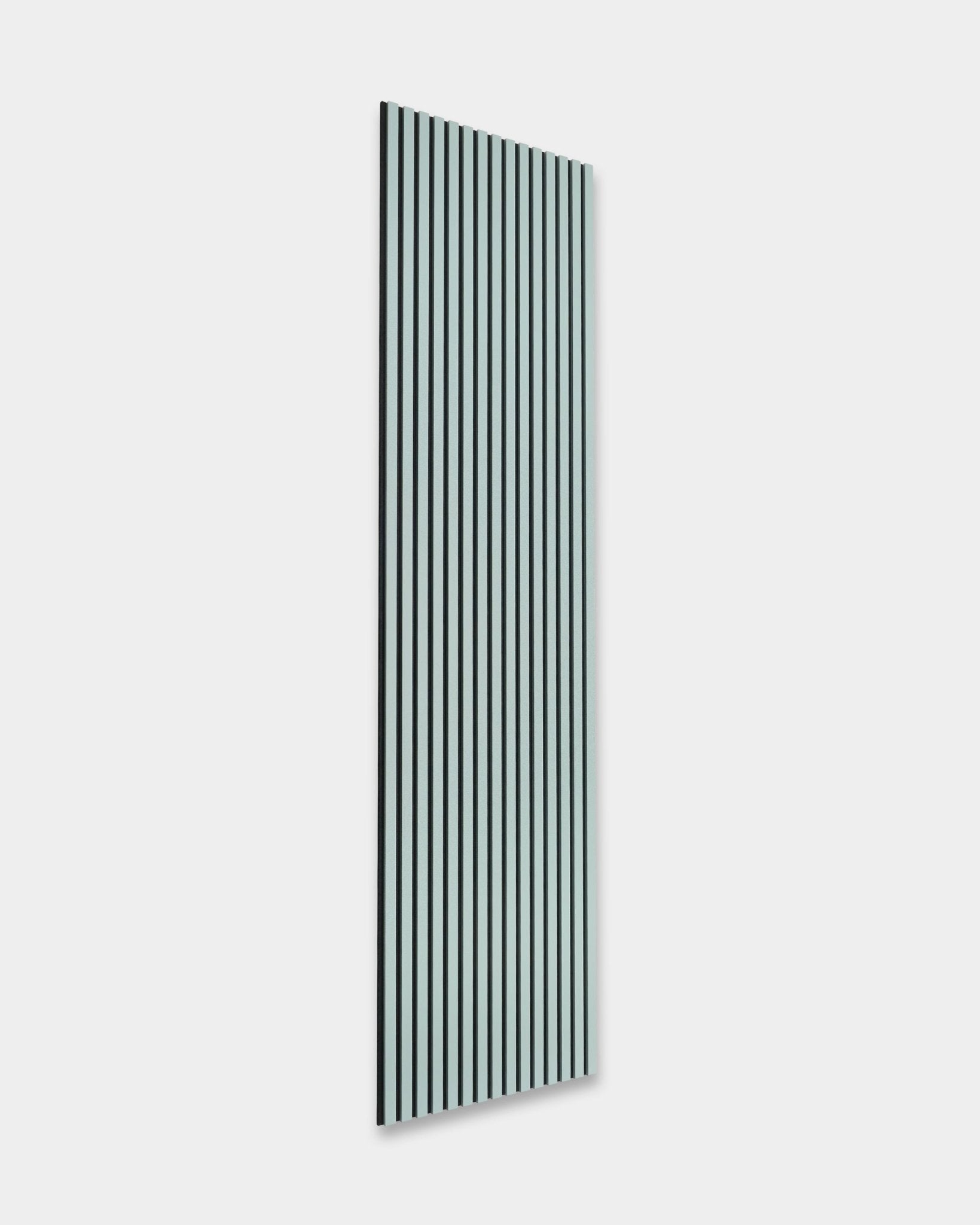 WoodUpp Hue Akupanel in Cloud, 240 x 60 cm, met vertical black en witte latten op een lichtgrijze achtergrond voor akoestisch comfort. Scandinavisch minimalistisch design.