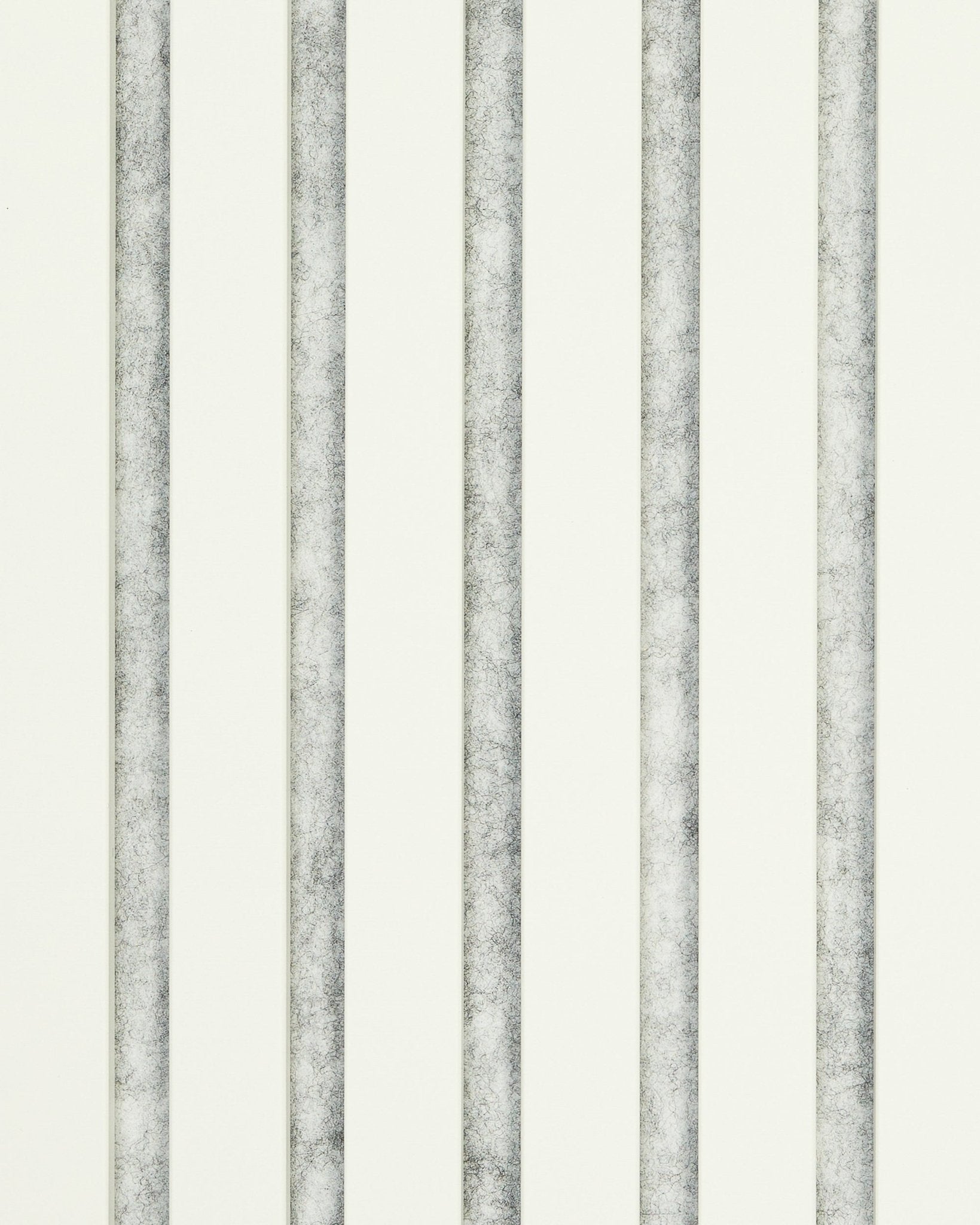 De Hue | Sample / Snow Akoestisch paneel van WoodUpp heeft vertical grijze en witte strepen op een lichte achtergrond, voor een minimalistisch ontwerp met een Scandinavische uitstraling.