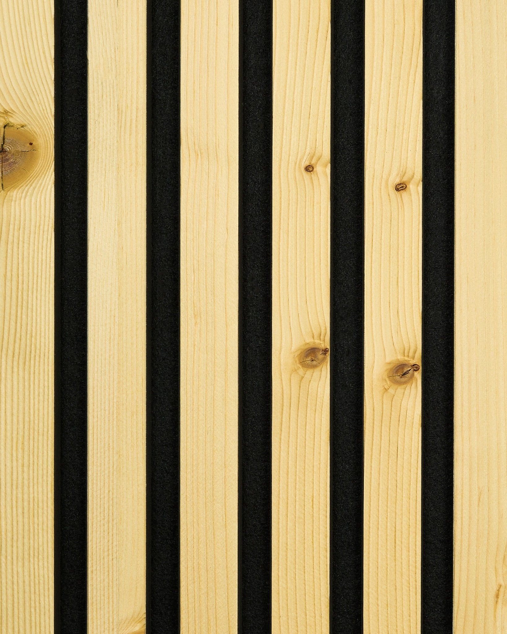 Close-up van WoodUpp Akupanel-staal in Rustic Alp-afwerking, met vertical black groeven tussen lichtgekleurde hardhouten latten voor een Scandinavisch Akoestisch paneel ontwerp.
