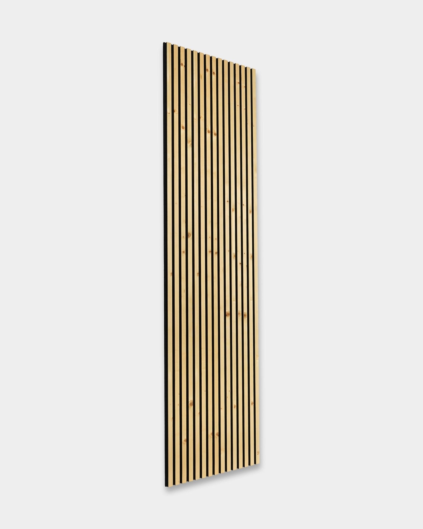 De Rustic Akupanel / Alp van WoodUpp is een hoge Akoestisch paneel van licht hout met vertical latten en een Scandinavisch ontwerp, weergegeven tegen een effen witte achtergrond.