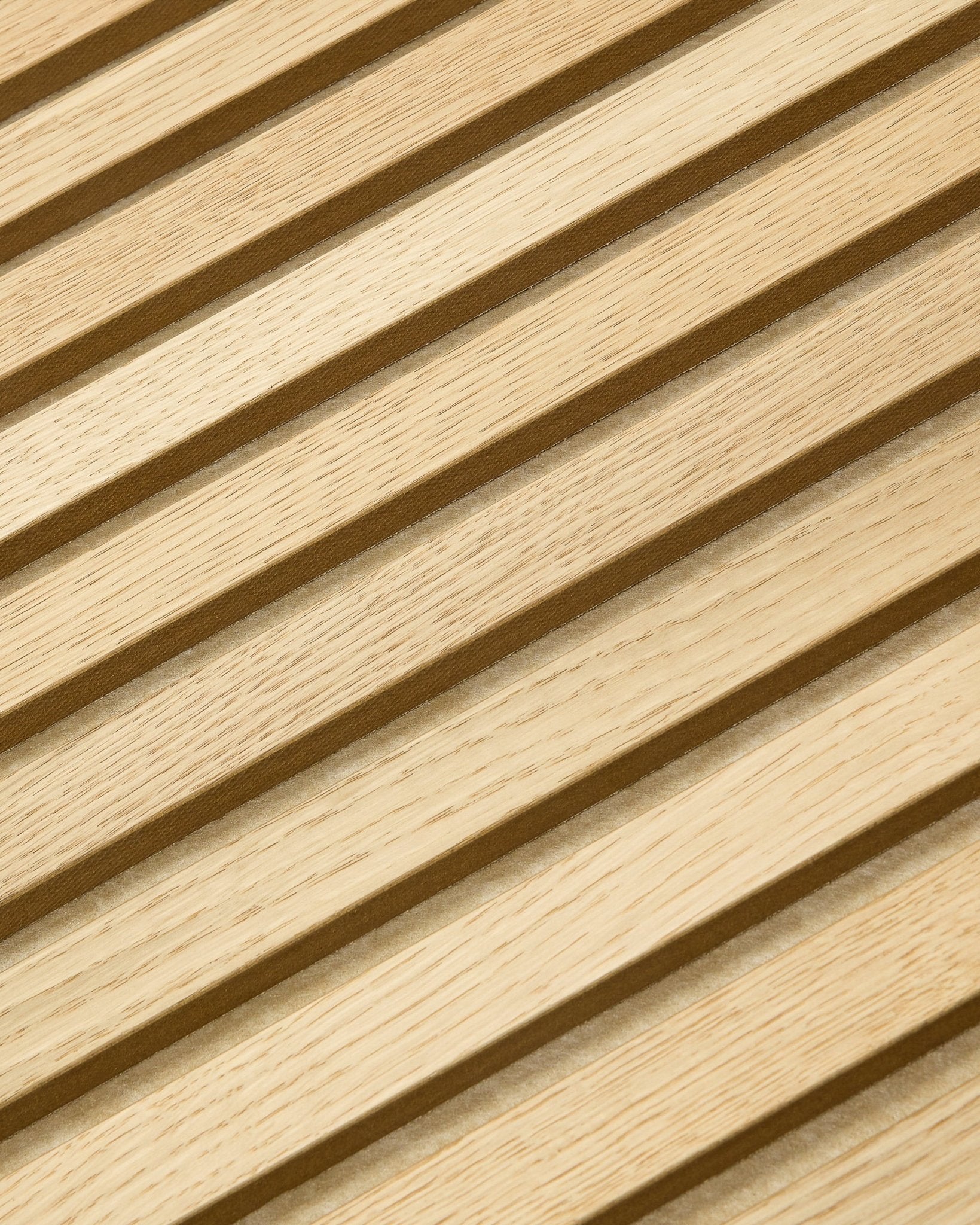 Close-up van WoodUpp Akupanel Tonal in Classic Oak, 240 x 60 cm, met diagonale lichthouten akoestische latten met een Noords streeppatroon.