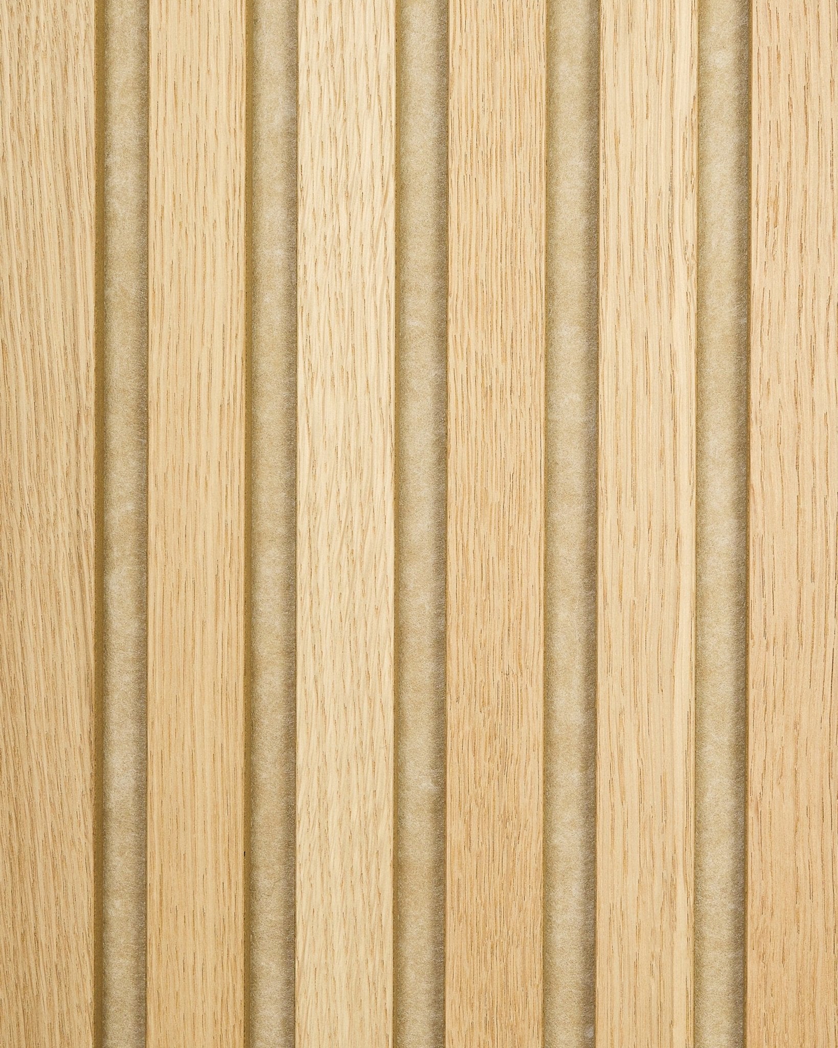 Voorbeeld van Akupanel in Classic Oak met beige vilten achterkant, met licht eikenhouten akoestische latten en vertical groeven voor een gestreept oppervlak met textuur.