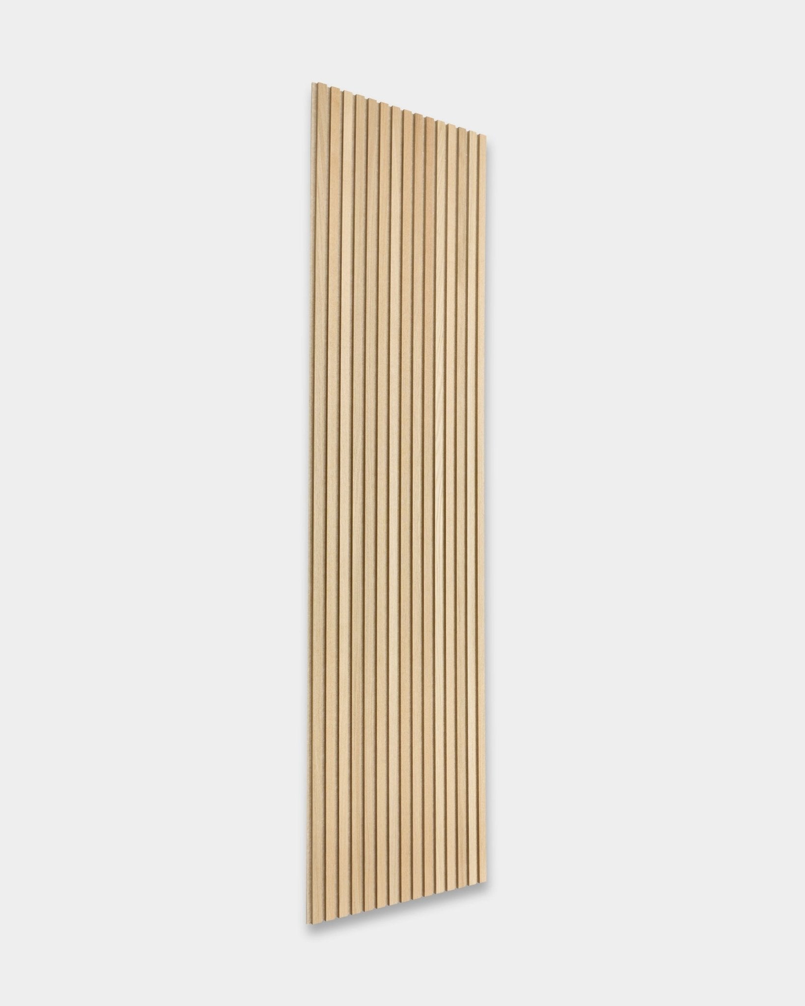 WoodUpp Akupanel in Classic Oak, 240 x 60 cm, heeft vertical latten en een natural wood afwerking voor akoestische absorptie en Scandinavisch design.