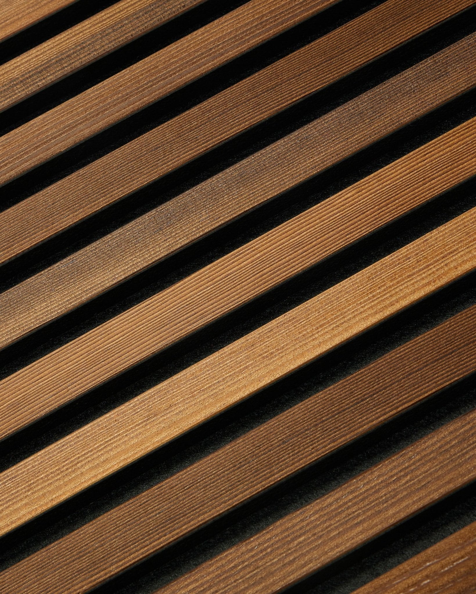 WoodUpp Akupanel Rustic in Smoked Larch (240x60 cm) heeft diagonale brown akoestische latten die zorgen voor een gestreepte Nordic look met subtiele schaduwdetails.