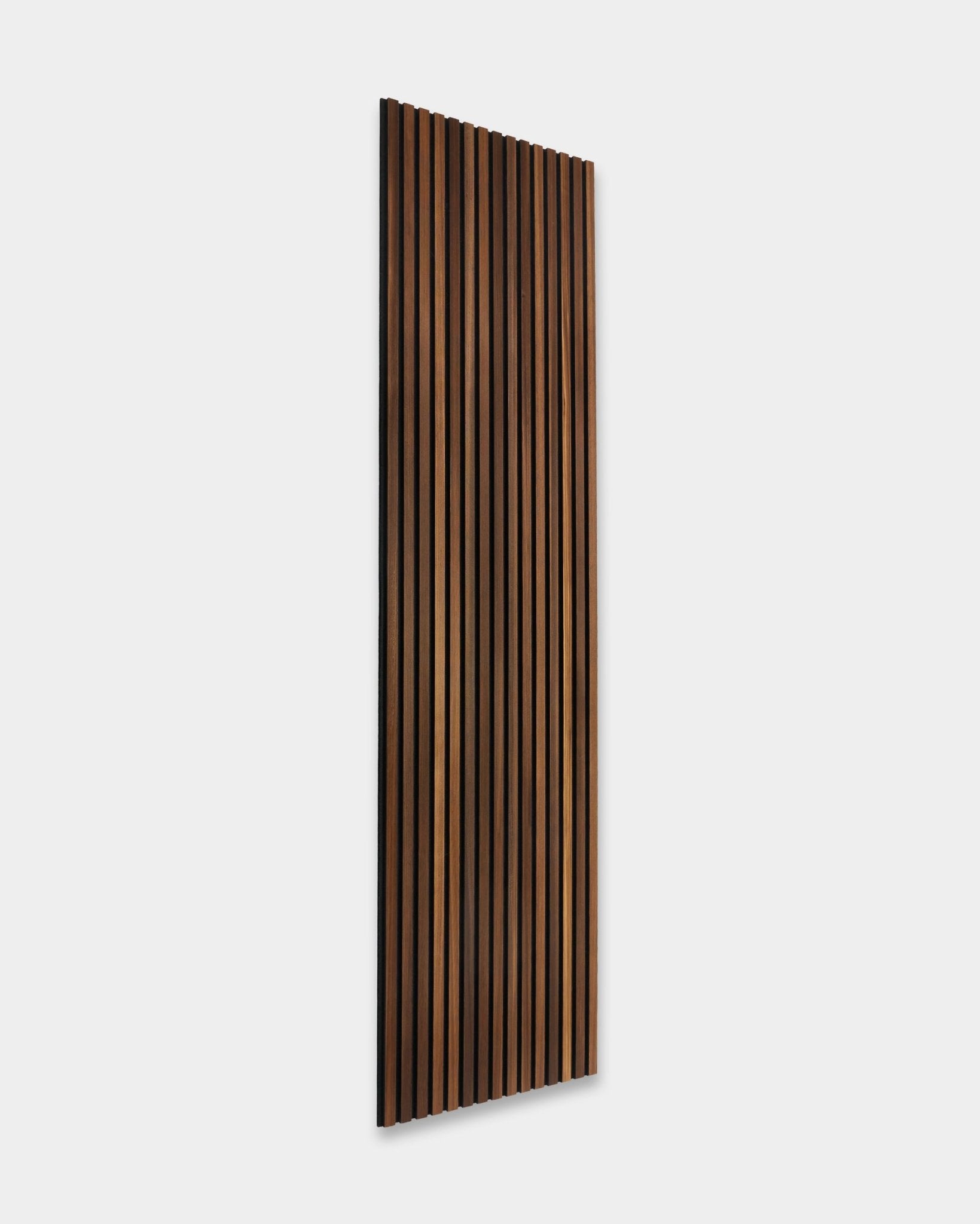 WoodUpp Akupanel Rustic Akoestisch paneel in Smoked Larch, 240x60 cm, met vertical houten latten en een Scandinavische designstijl op een effen lichtgrijze achtergrond.