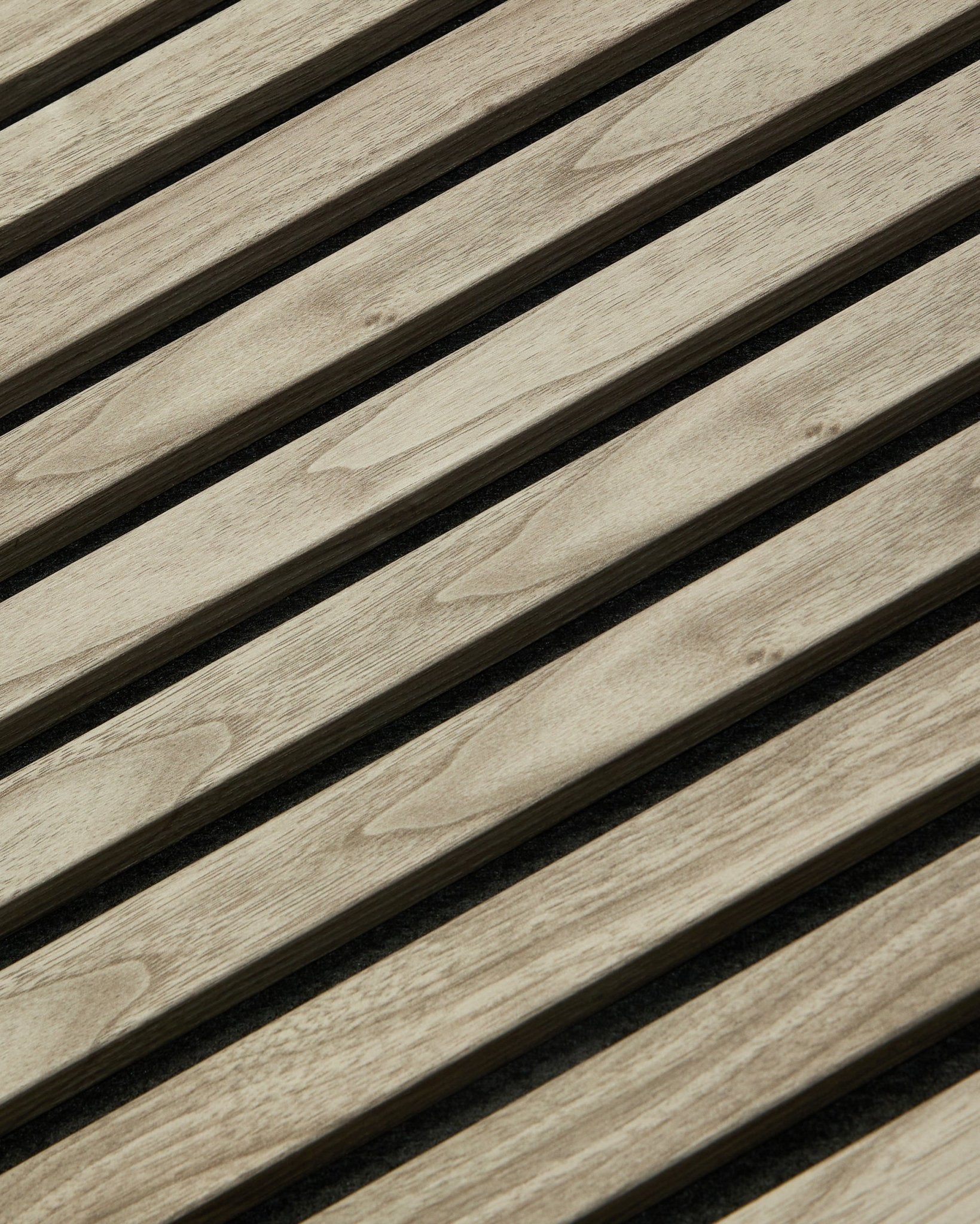 WoodUpp Akupanel Essential in Weathered Oak (240x60 cm) met zichtbare houtnerf en gelijkmatig verdeelde vertical latten op een donkere akoestische vilten achterkant.