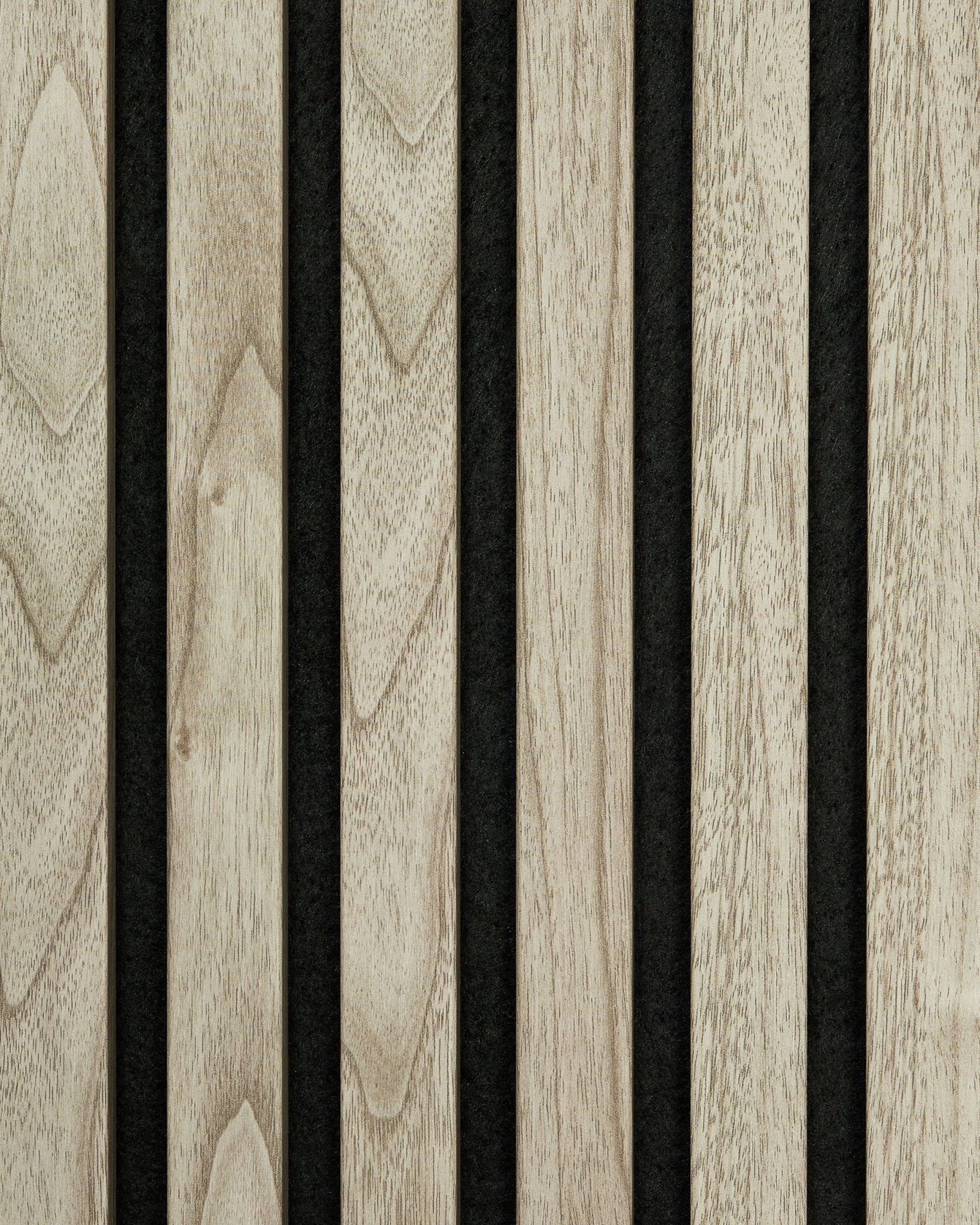 Close-up van Akupanel Akoestisch paneel sample in Weathered Oak van WoodUpp, met vertical houten latten met een natuurlijke nerf in een Scandinavische, minimalistische stijl.