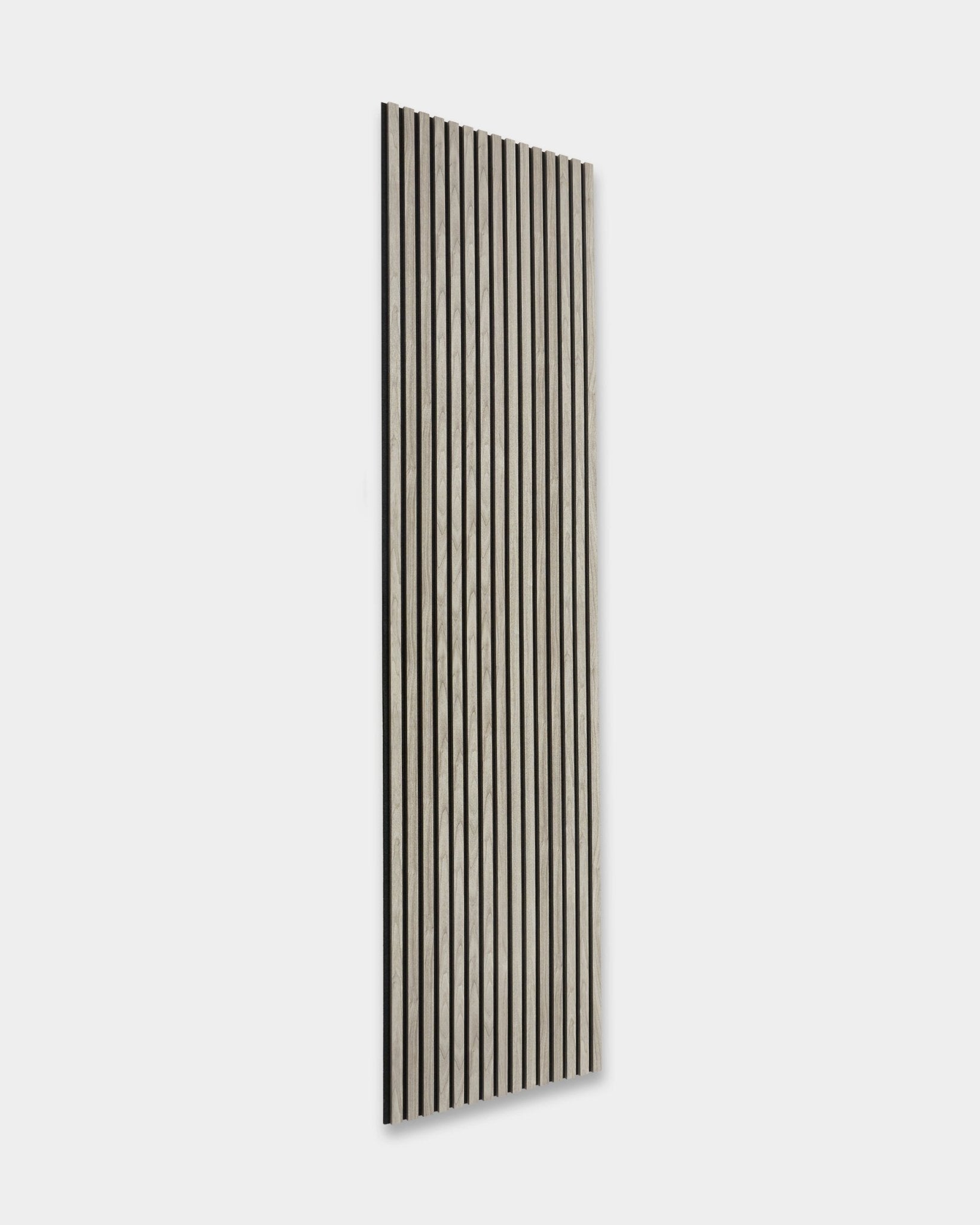 WoodUpp Essential Akupanel in Weathered Oak, 240x60 cm, Nordic Akoestisch paneel met vertical black latten op een lichtgrijze achterkant, weergegeven op een witte achtergrond.