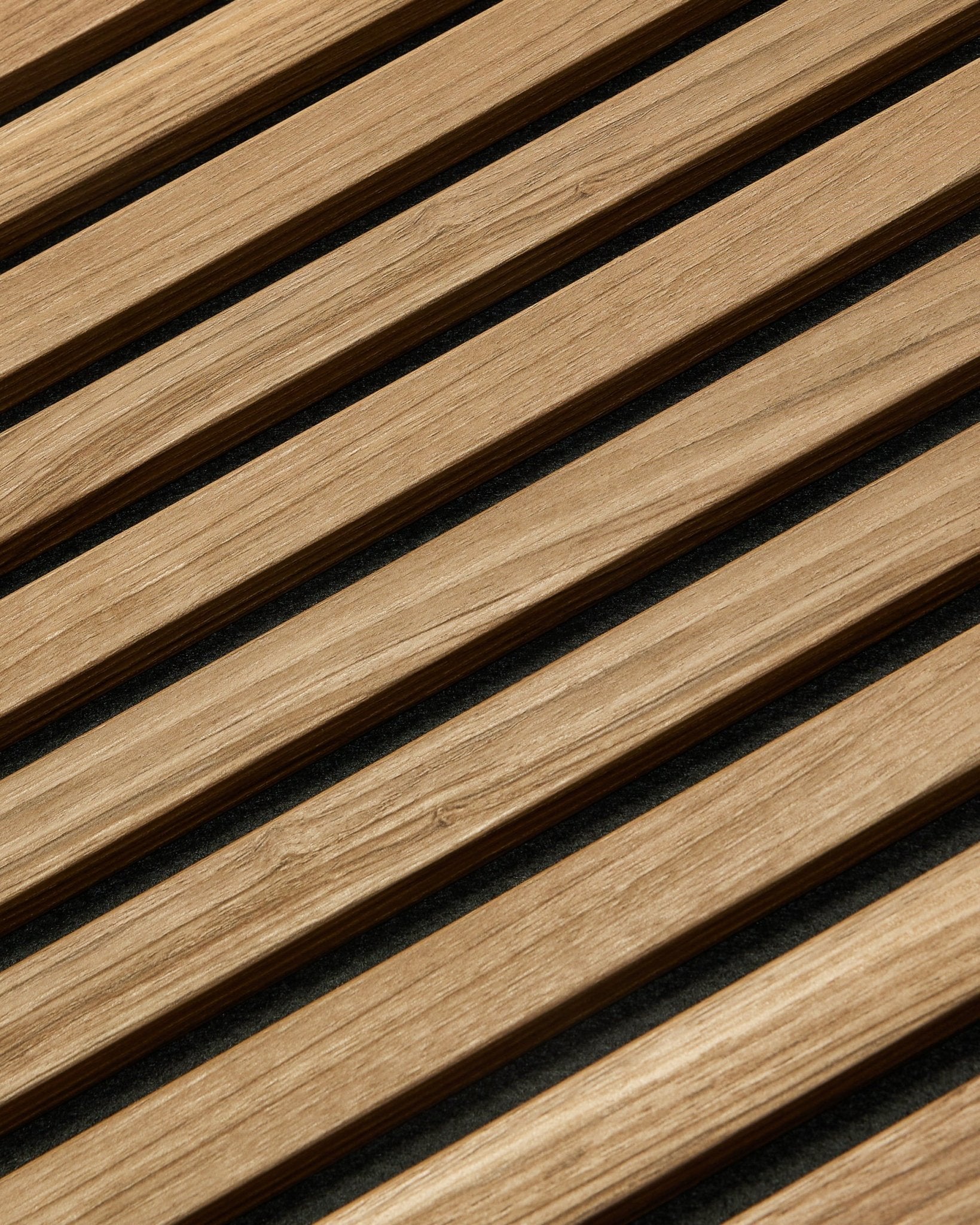 Diagonale close-up van WoodUpp Akupanel Essential Akoestisch paneel in English Walnut, 240x60 cm, met een consistente afwerking en een donkere achtergrond tussen elke houten lat.