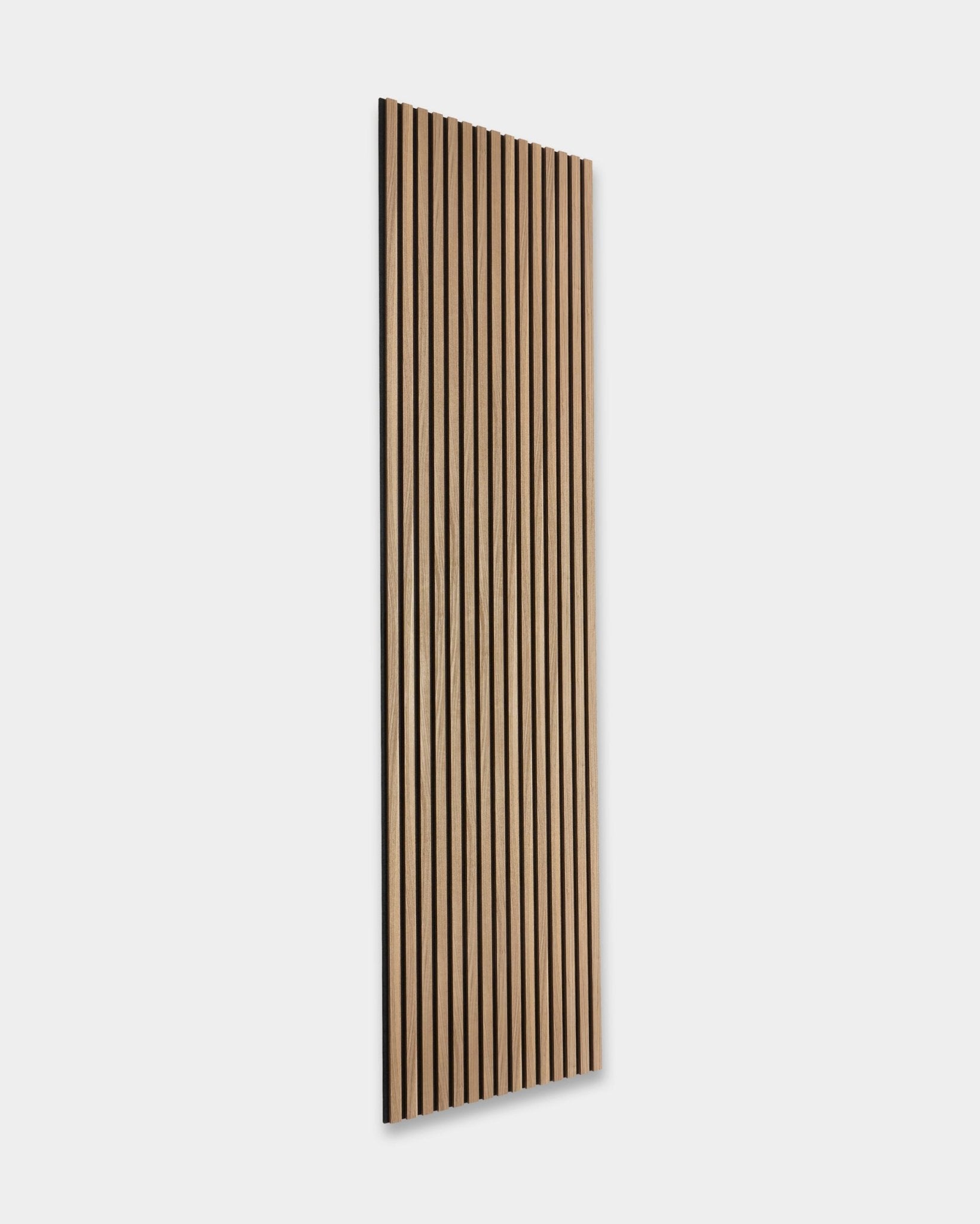 WoodUpp Essential Akupanel in English Walnut, 240 x 60 cm, heeft vertical houten latten op een effen lichtgrijze achtergrond. Scandinavisch ontwerp voor akoestische houten panelen.