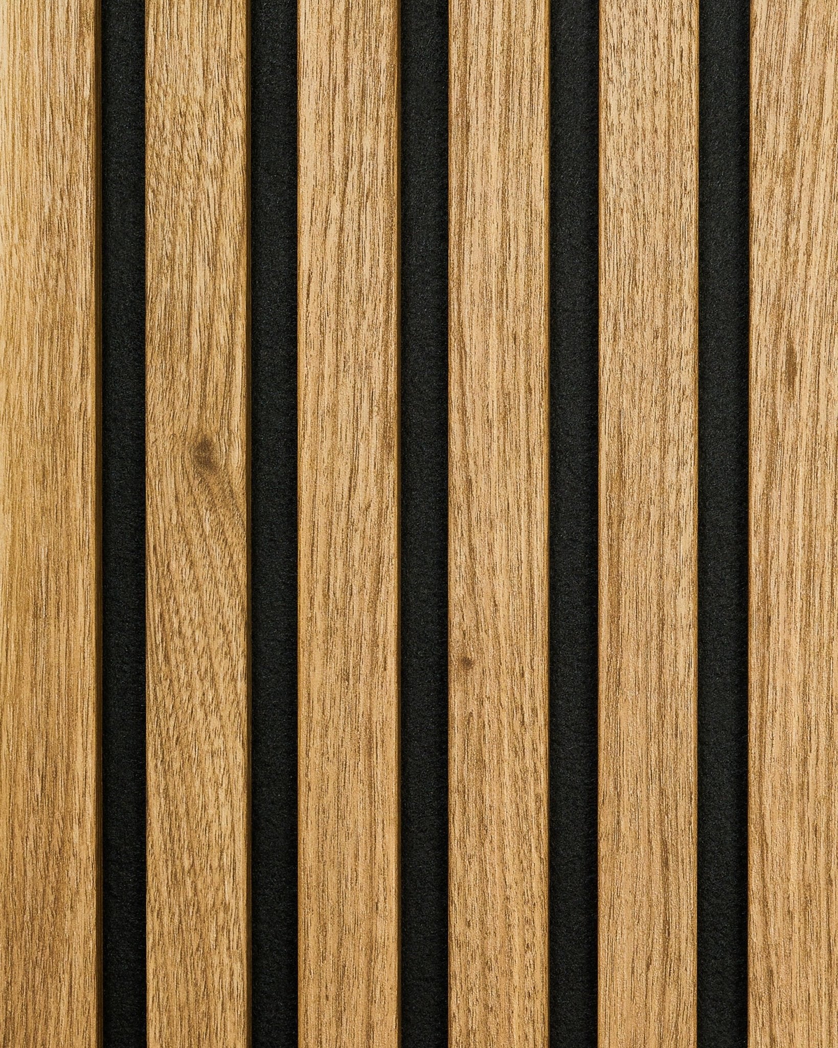 Akupanel staal in English Oak van WoodUpp, met vertical houten latten, black vilten tussenruimtes en een zichtbare natural wood houtnerf.