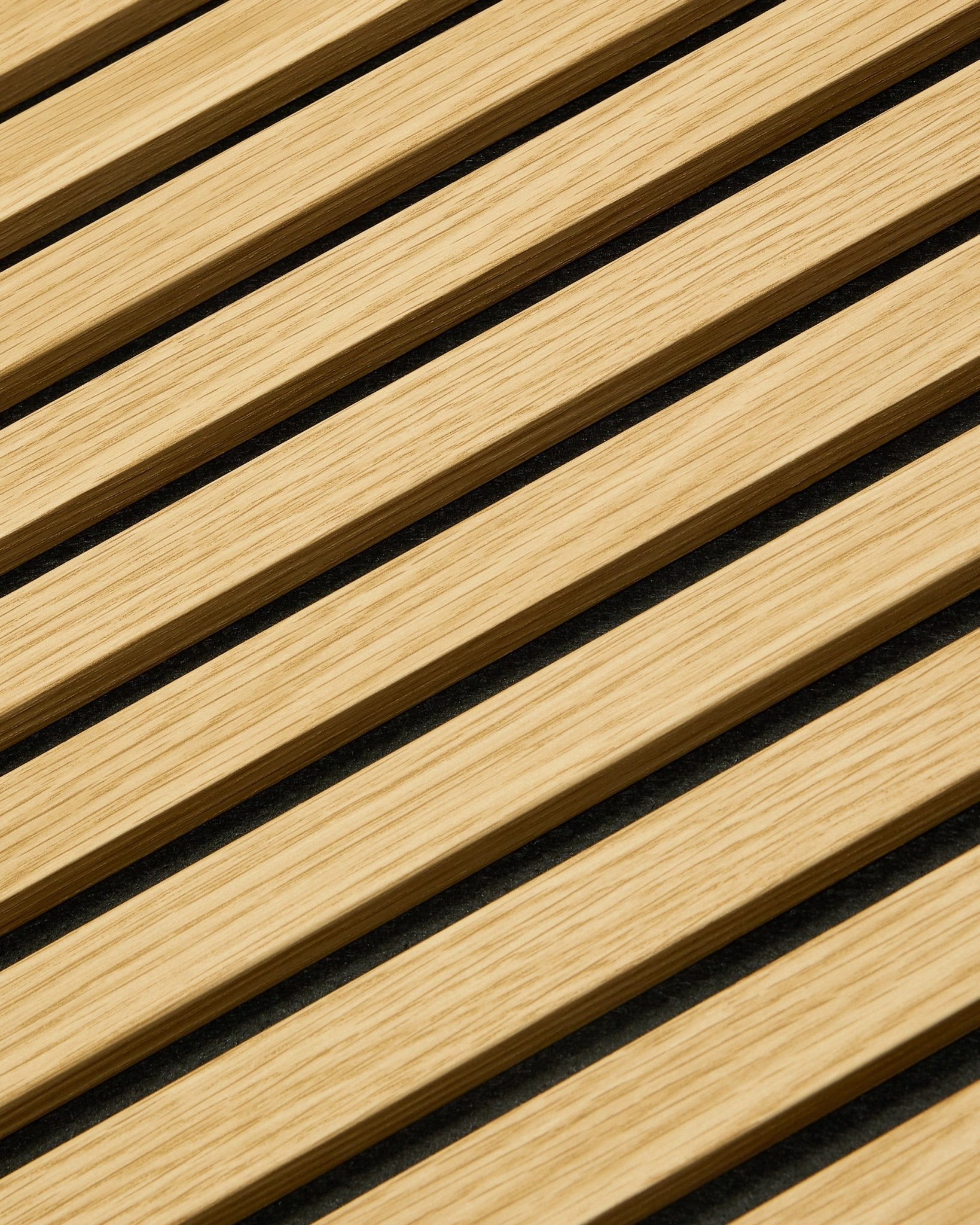 Close-up van WoodUpp Akupanel Akoestisch paneel in Southern Oak, 240x60 cm, met diagonale latten en donkere akoestische tussenruimtes voor betere geluidsabsorptie.