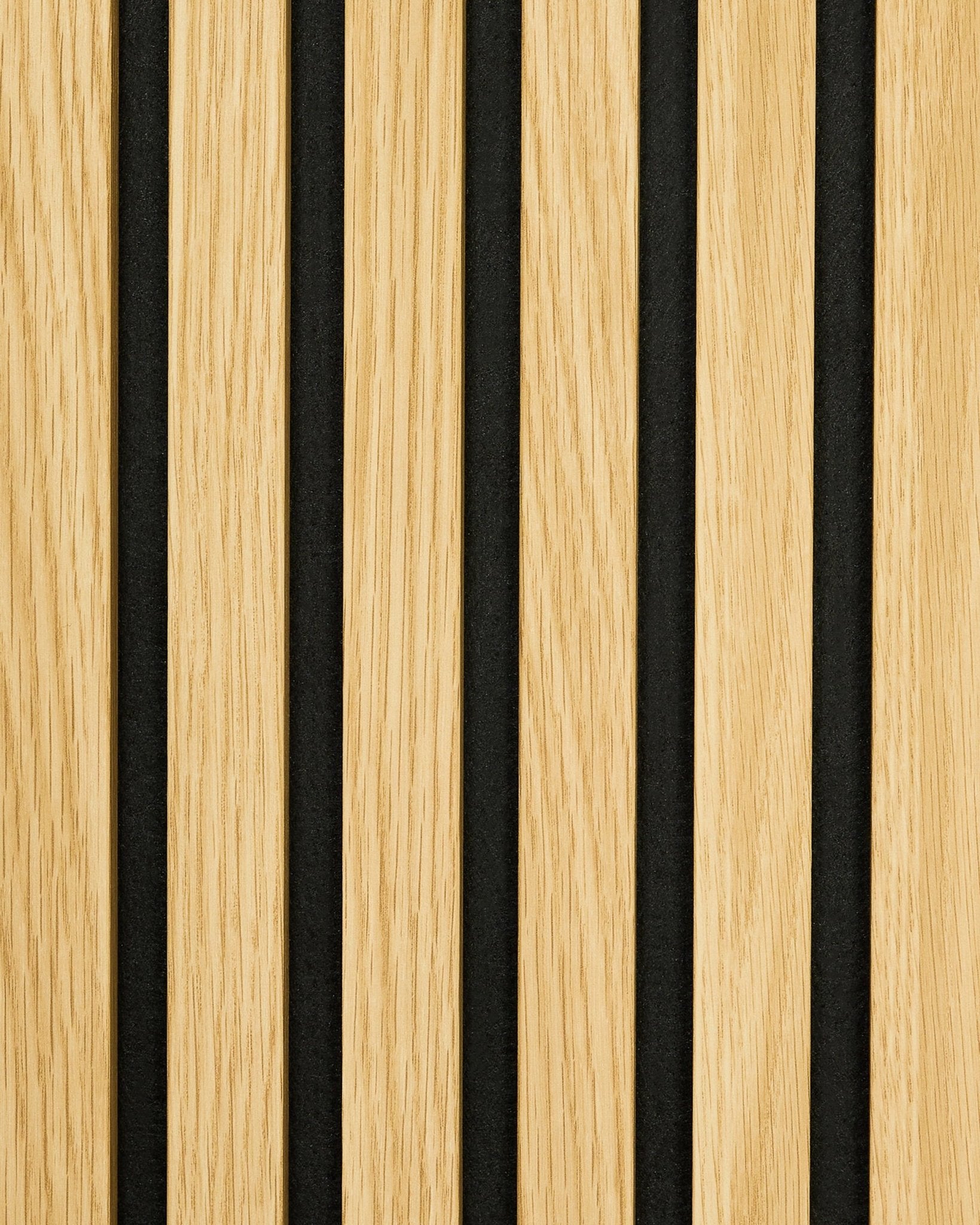 Akupanel Akoestisch paneel sample in Southern Oak met vertical lichte houten latten en gelijkmatige black tussenruimtes voor een minimalistische, Scandinavisch geïnspireerde gestreepte uitstraling.