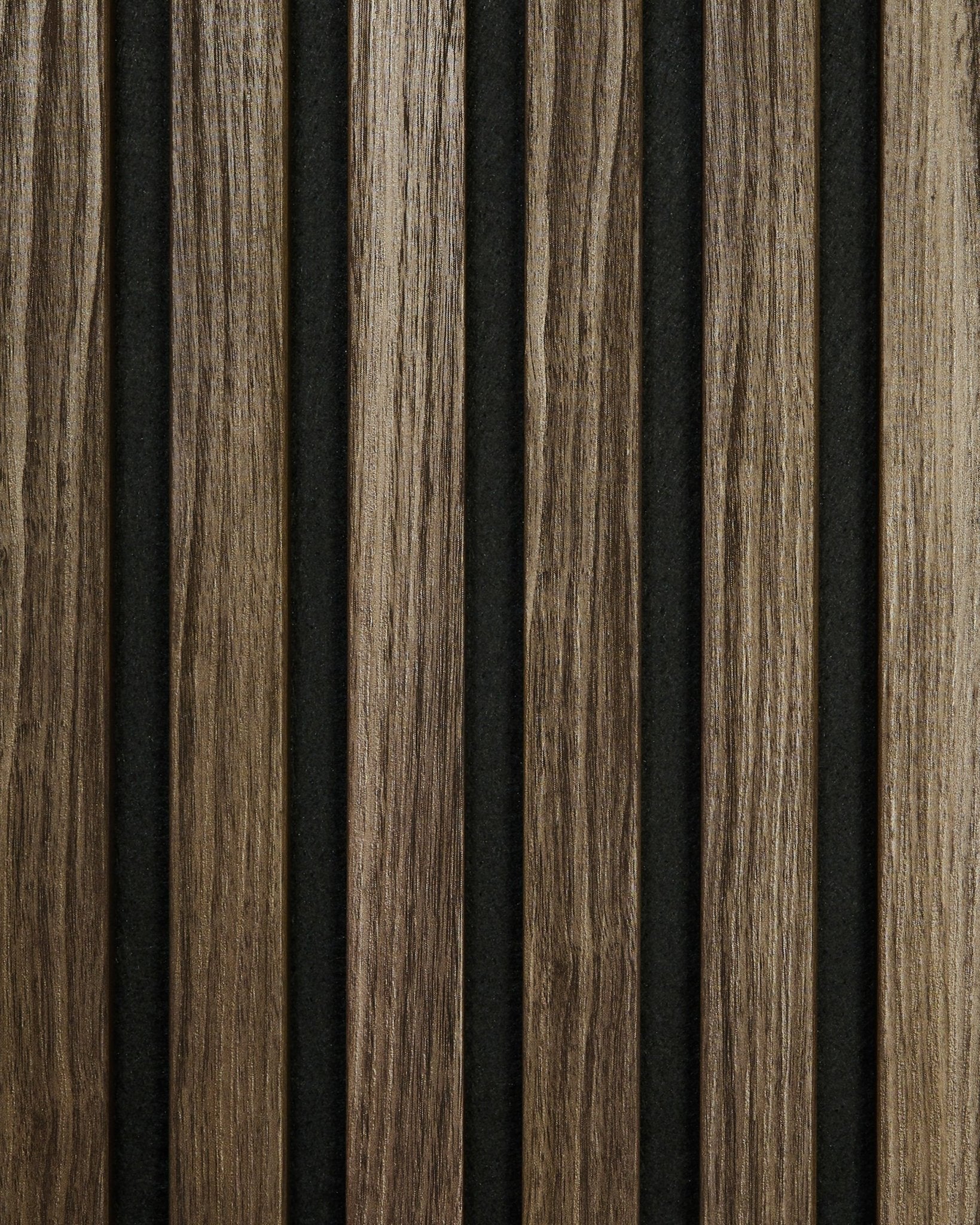 Akupanel sample in Black Oak van WoodUpp heeft vertical houten latten tegen een donkere achtergrond, waarbij de houtnerf in een minimalistische Scandinavische stijl goed naar voren komt.
