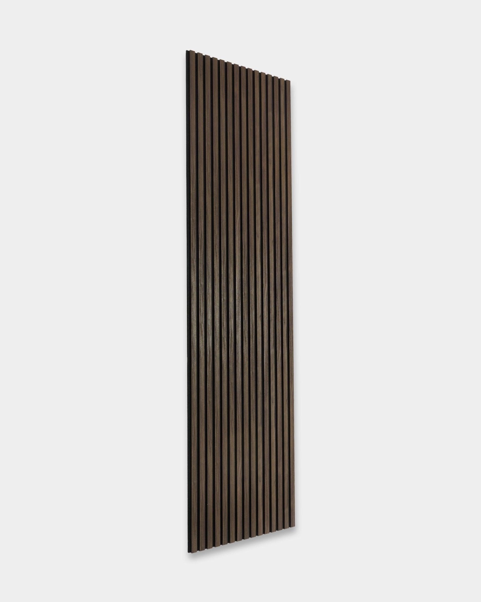 WoodUpp Essential Akupanel in Black Oak, 240x60 cm Akoestisch paneel met vertical houten latten, ontworpen voor geluidsabsorptie en een moderne Scandinavische uitstraling.