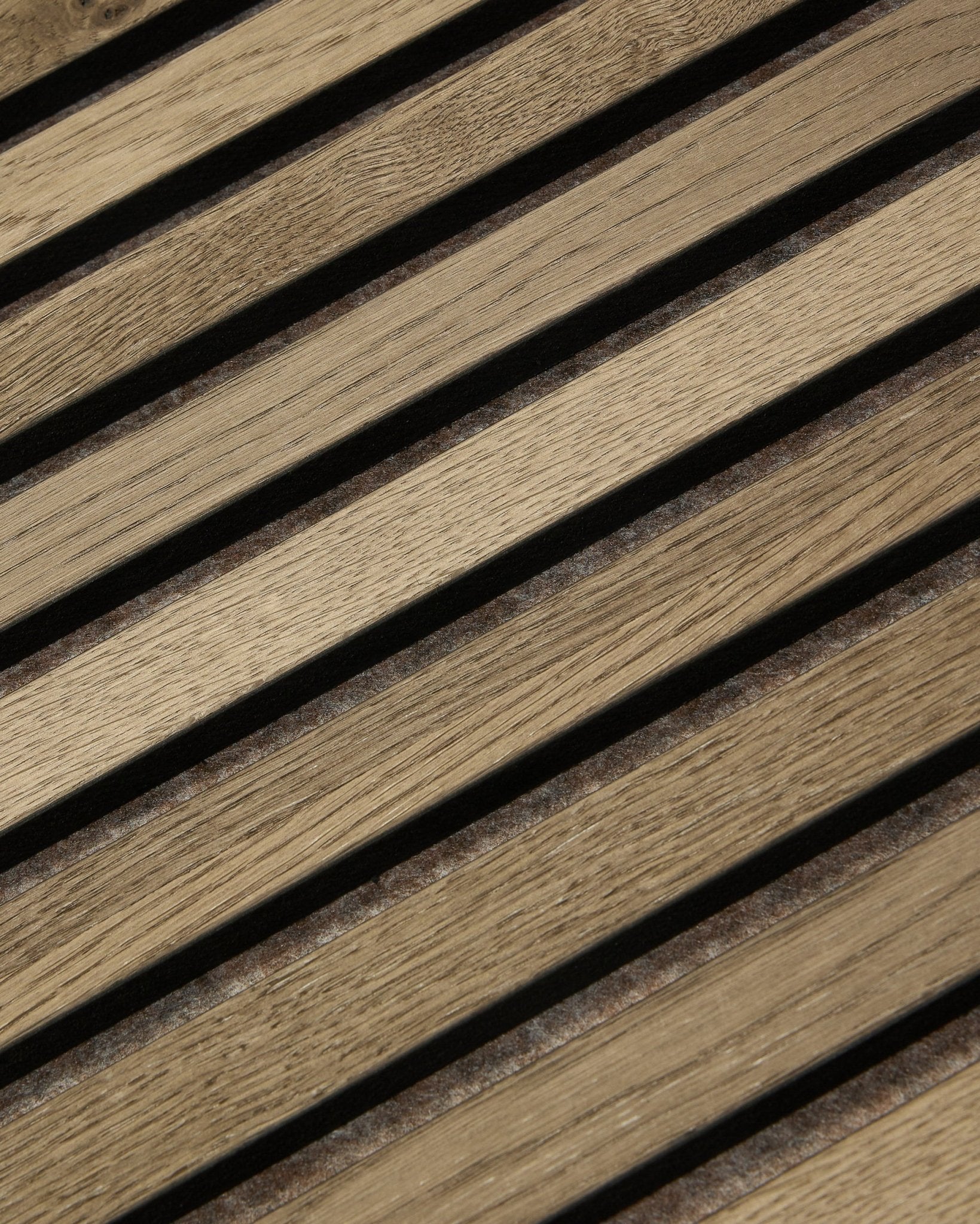 Close-up van WoodUpp Tonal Akupanel Akoestisch paneel in Grey Oak (240x60 cm), met gelijkmatig verdeelde diagonale latten, een natural oak nerf en Scandinavisch design.