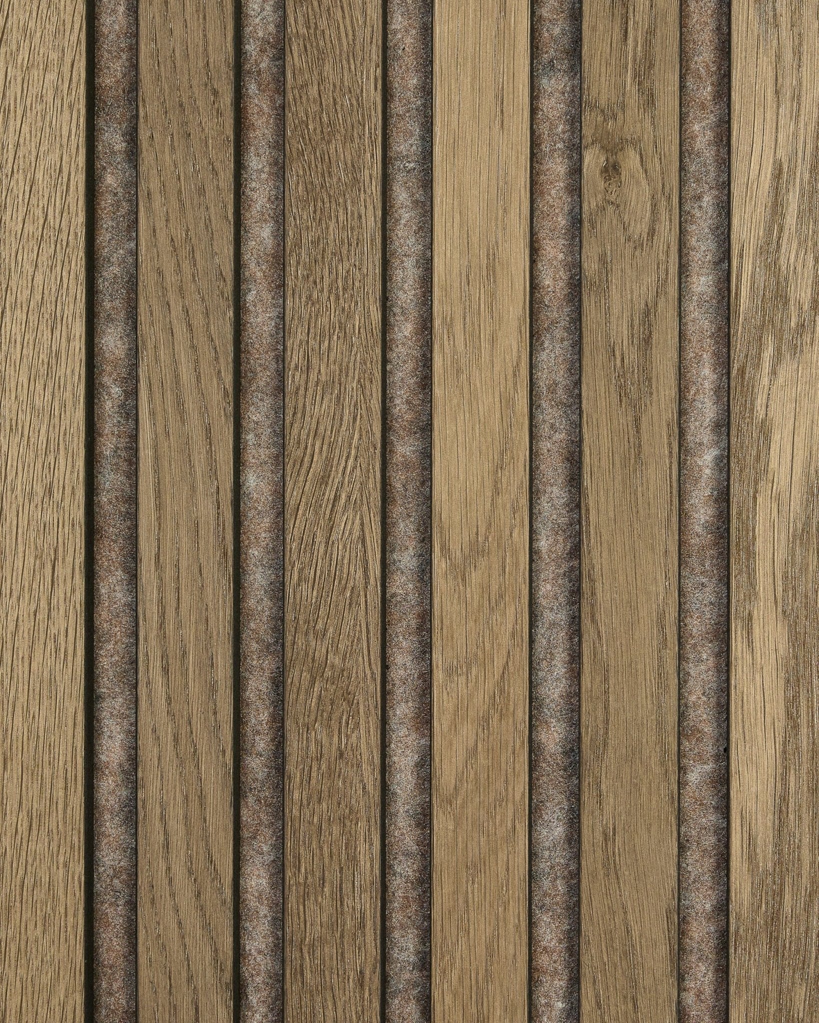 WoodUpp Akupanel-sample in Grey Oak, met vertical akoestische houten panelen met natuurlijke nerf, een brown afwerking met textuur en donkere vilten stroken tussen de latten.