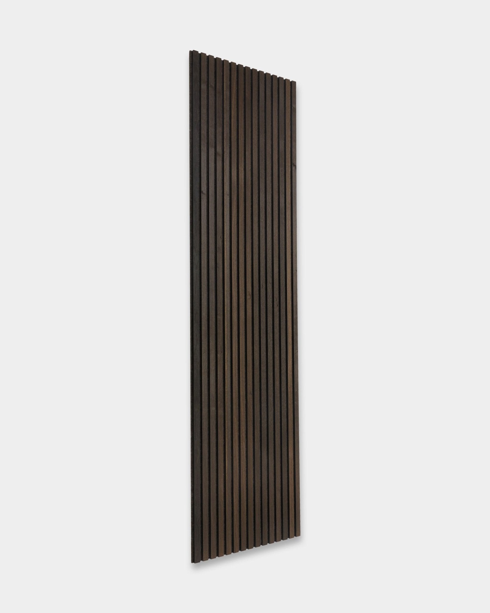 Tonal Akupanel Akoestisch paneel van WoodUpp met latten van vertical smoked oak in Nordic design, 240 x 60 cm, tegen een lichtgrijze achtergrond.