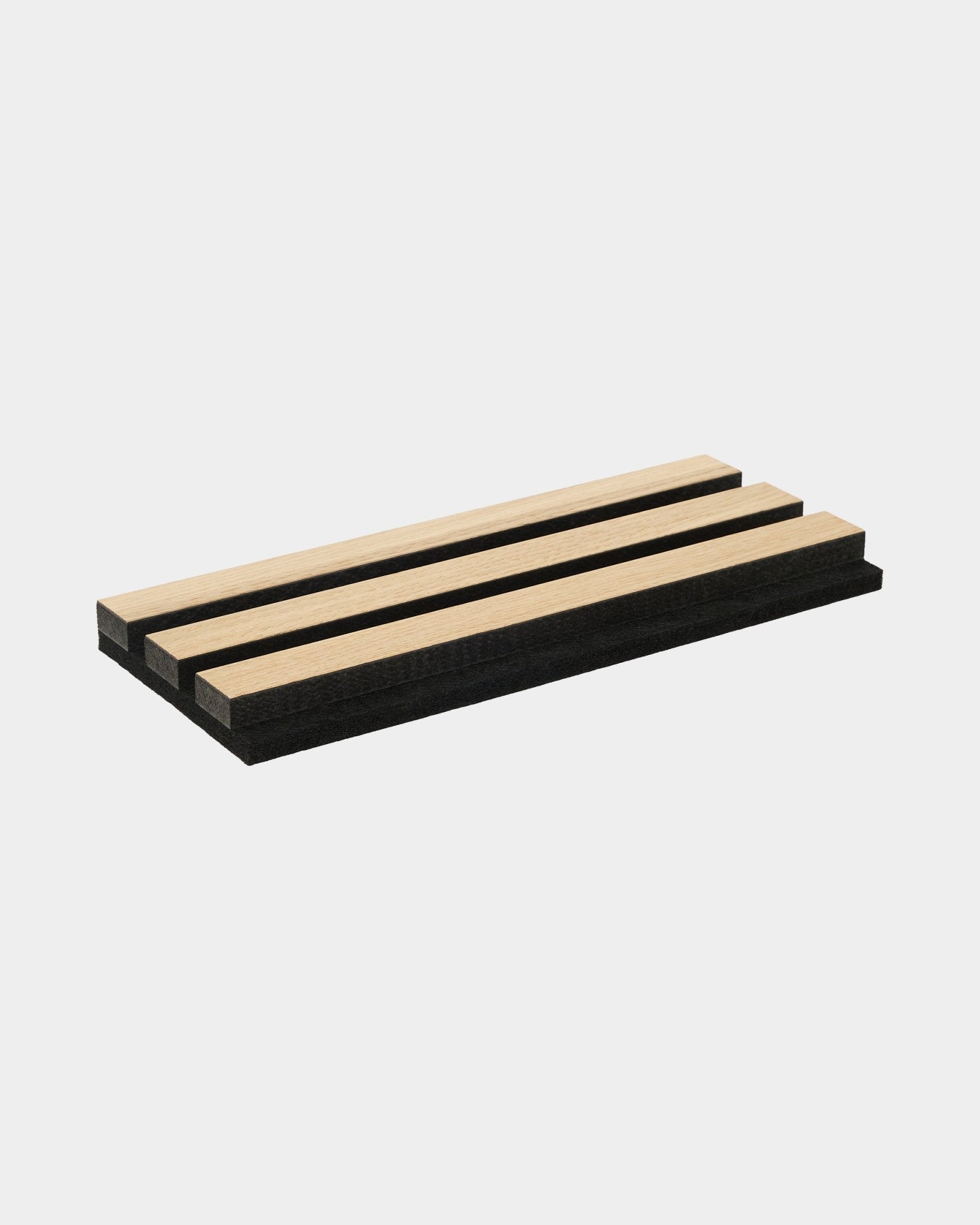 Voorbeeldtray van Akupanel met akoestische latten van klassiek eiken en black MDF, met een achterkant van vilt in black, gepresenteerd op een effen witte achtergrond.