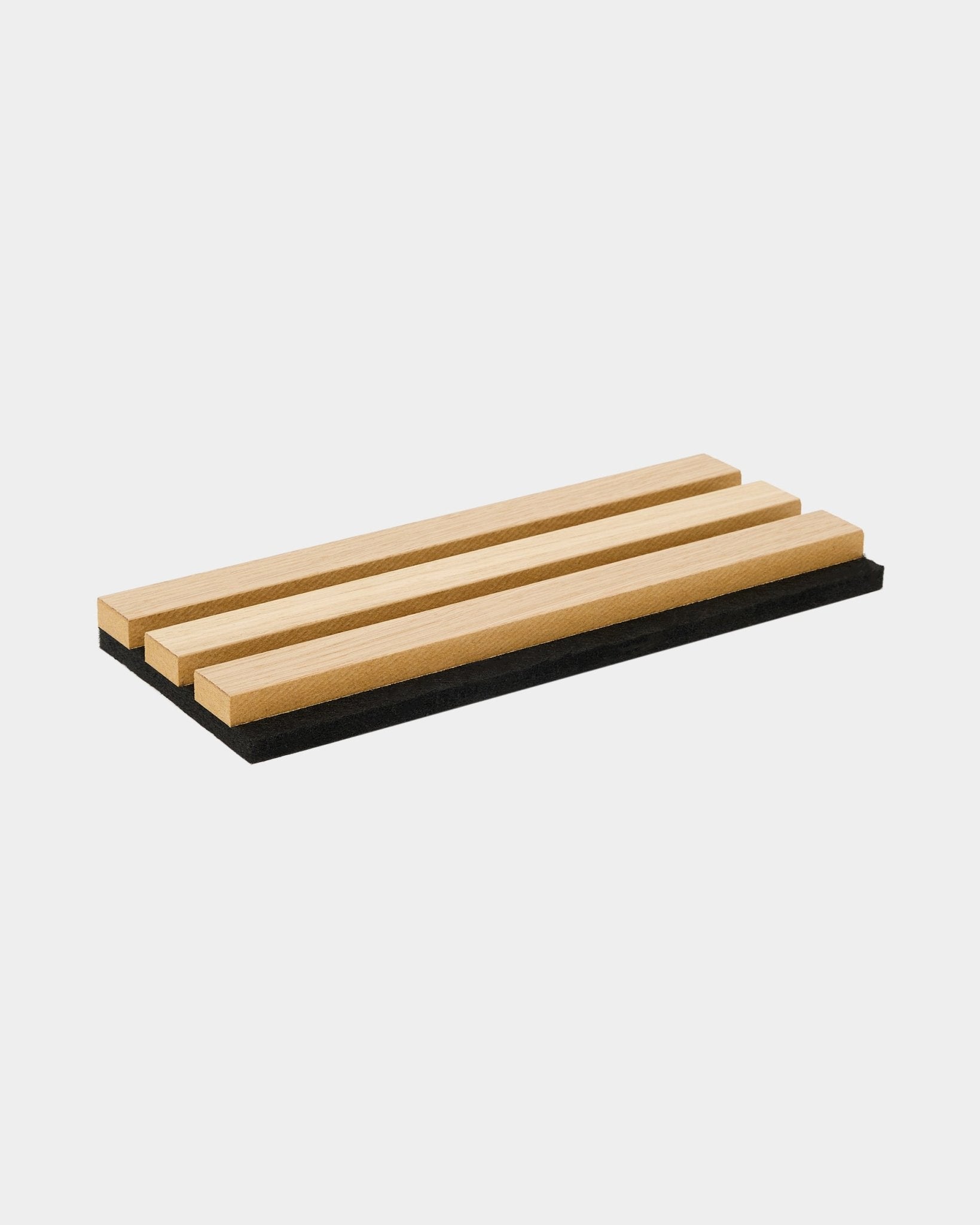WoodUpp Akupanel sample tray in Classic Oak heeft drie akoestische houten latten op een vilten basis van black, waarin Nordic design en materiaalcontrast samenkomen.