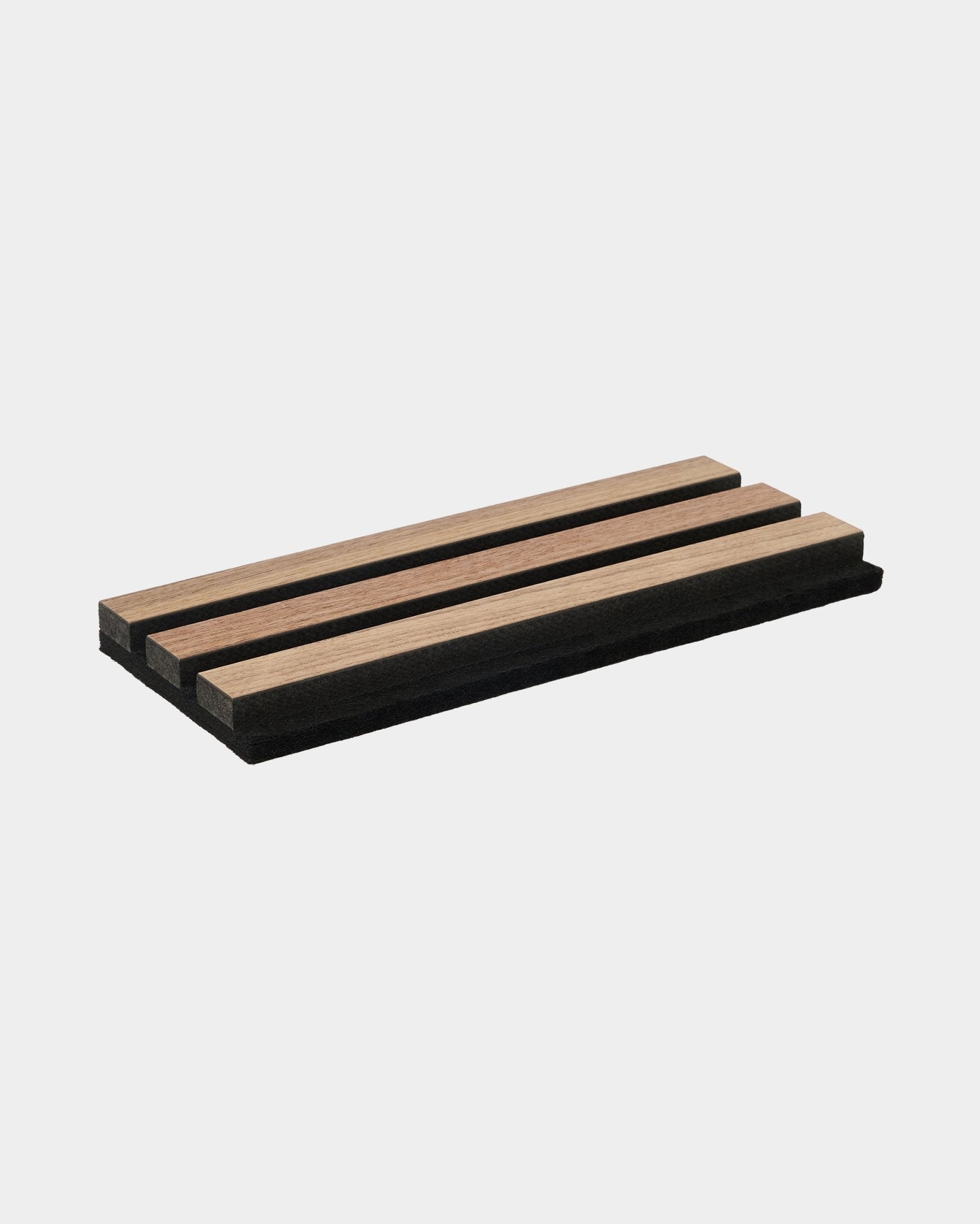 WoodUpp Original Sample in Walnut is een minimalistisch houten tray-accessoire met drie geïntegreerde light strips en black randen, ontworpen voor gebruik op tafel.