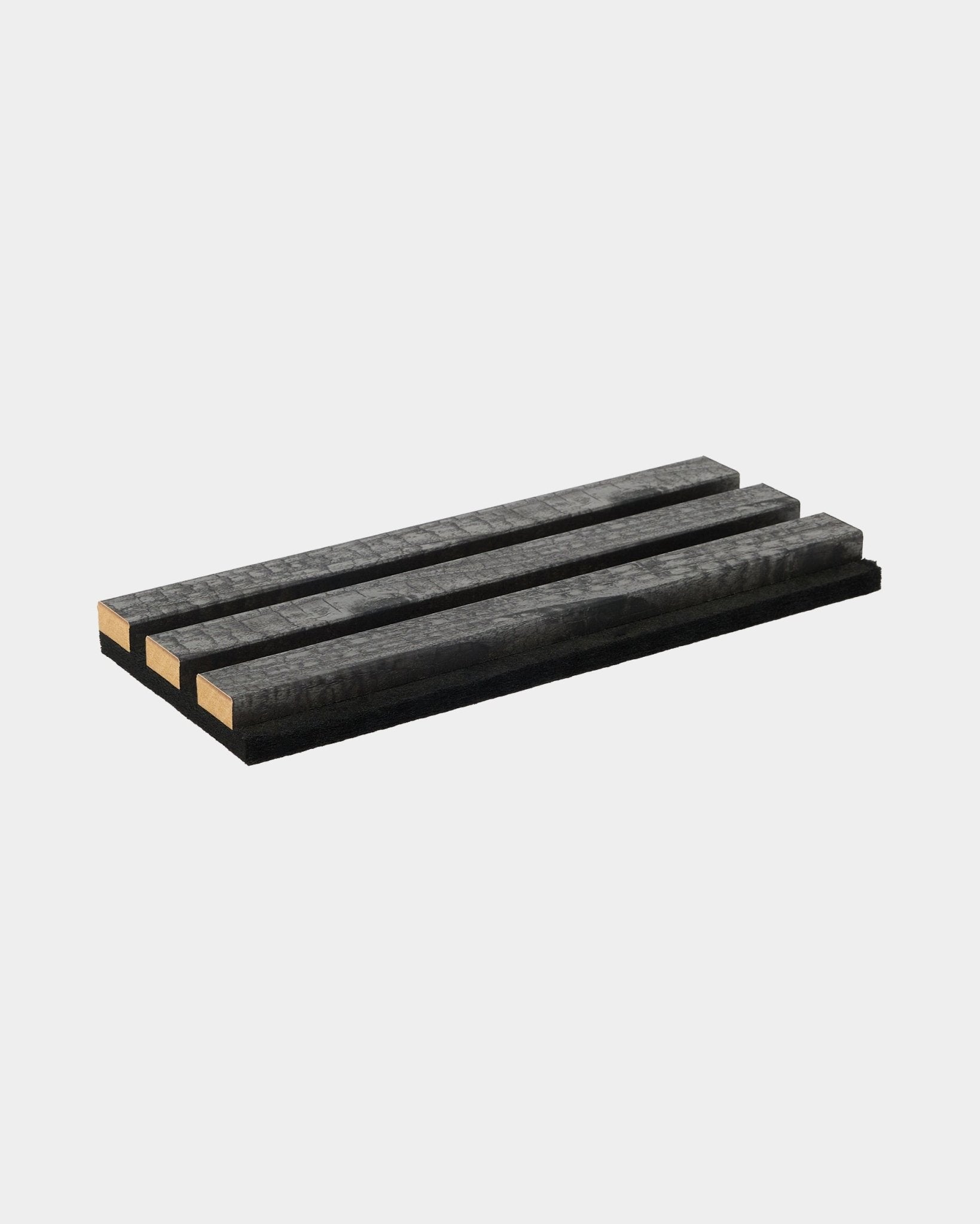 Het Rebel houtskoolkleurige onderzetterstaal van WoodUpp, gemaakt van vier black houten latten, laat de duurzaamheid en het minimalistische Scandinavische design van Akoestisch paneel accessoires zien.