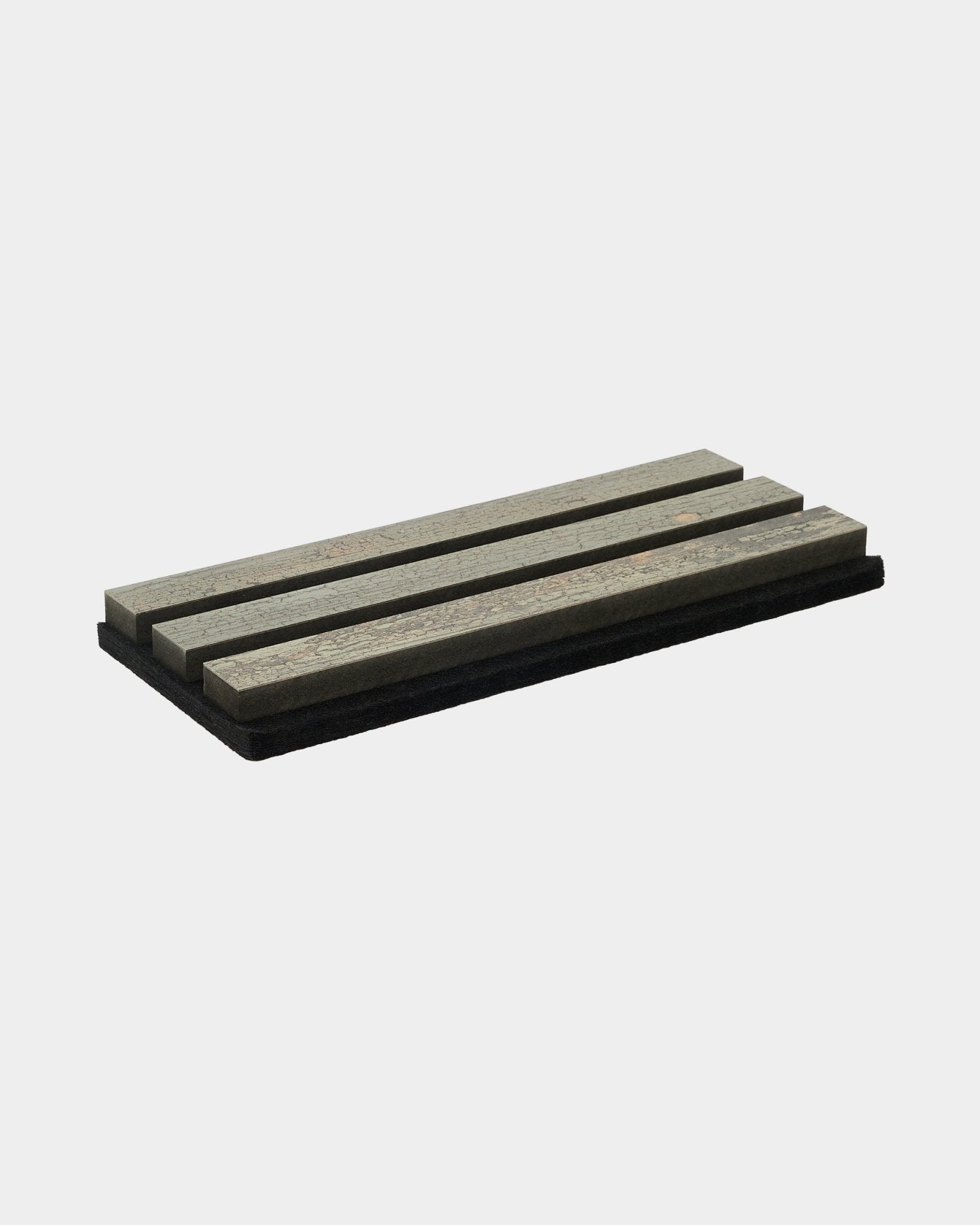 Rechthoekig houten zeepbakje in Grey Oxide-afwerking van WoodUpp, met drie latvormige groeven voor drainage; onderdeel van de Nordic-geïnspireerde CREATE-accessoires.